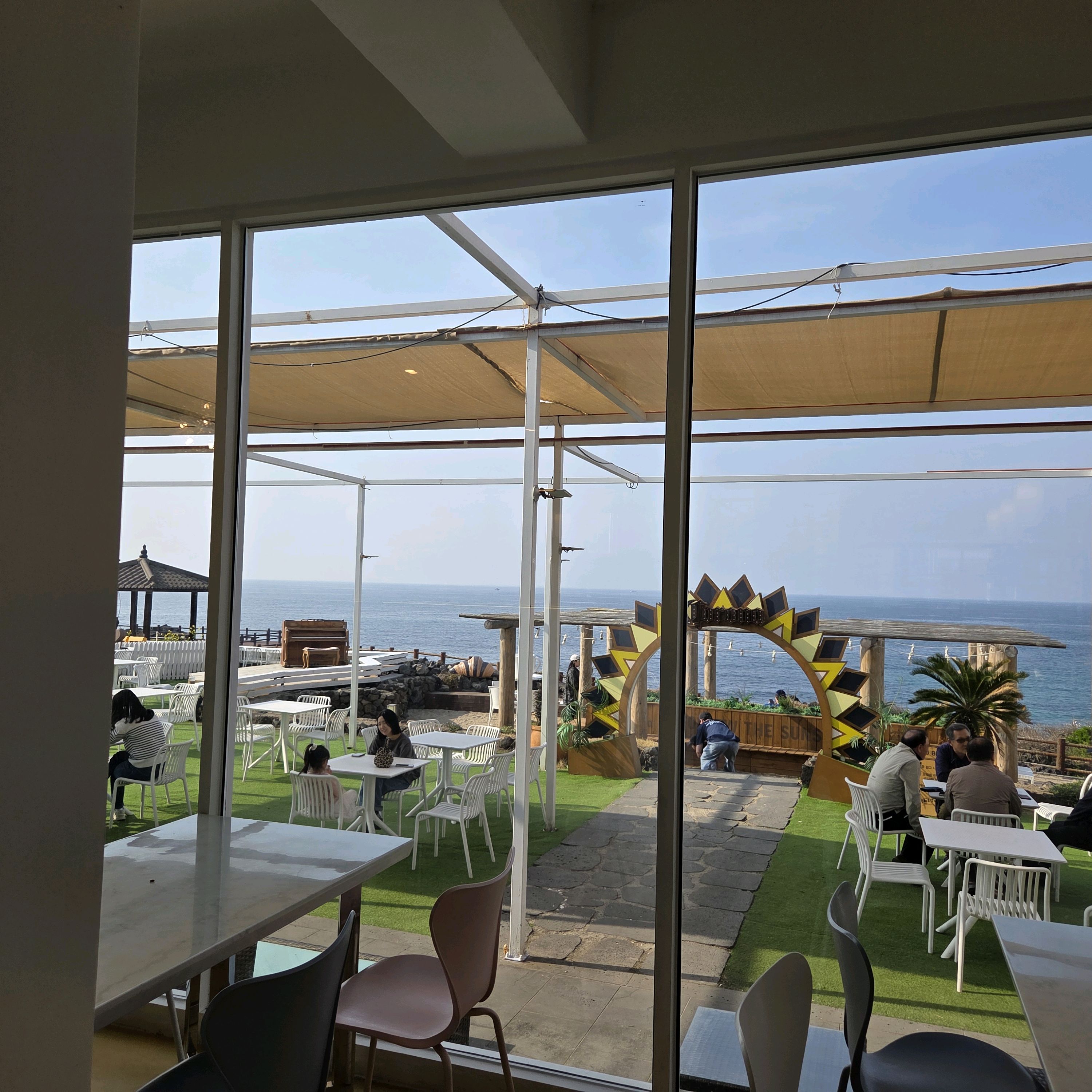 주변에산책로가있어서걷다가갔네요관광객들이대다수있네요~반려견도데리고갈수있구바다가보이는뷰가좋네요