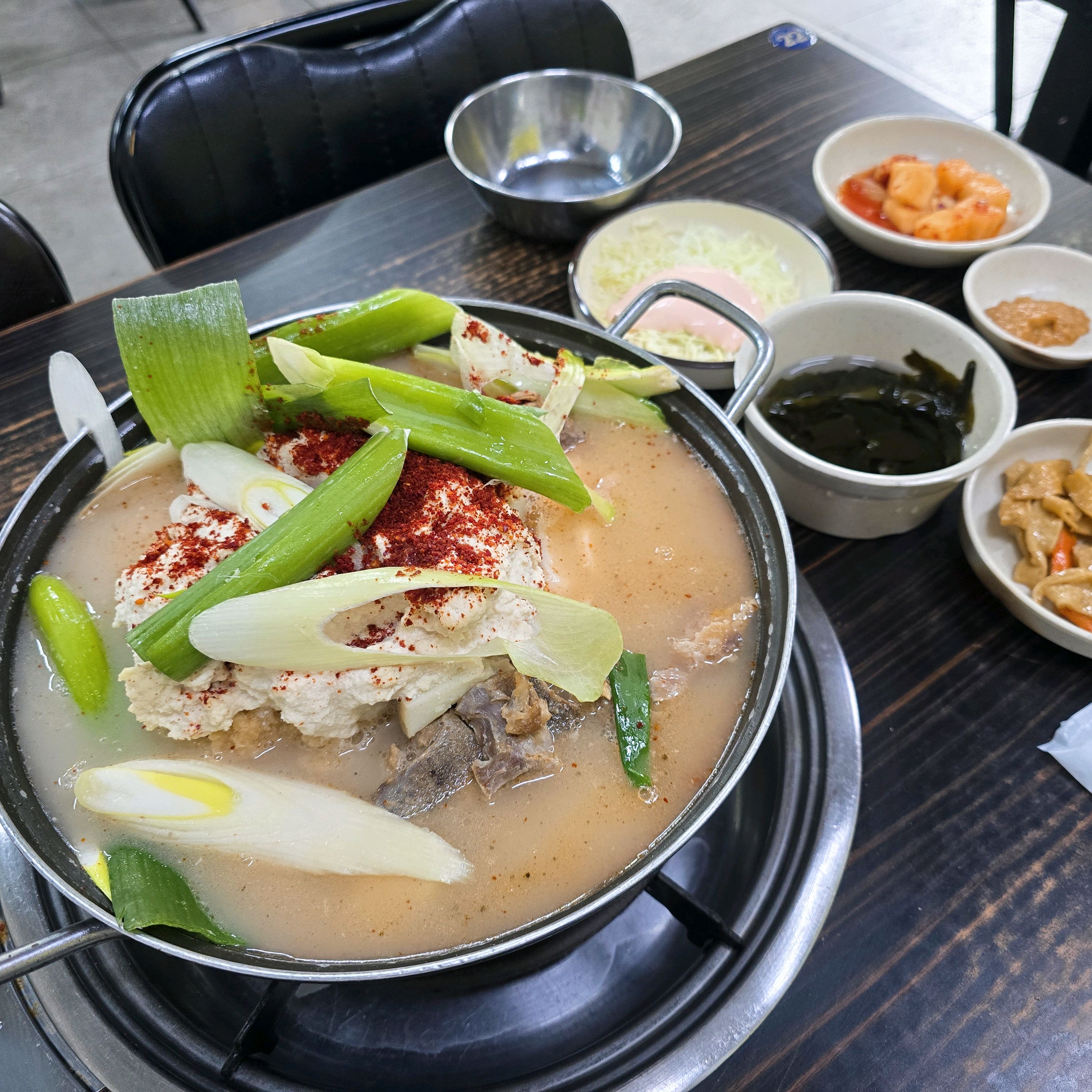 점심쯤에 방문~ 다행히 자리가 있어서 웨이팅 없이 바로 앉았어요. - 안양 맛집 안양감자탕