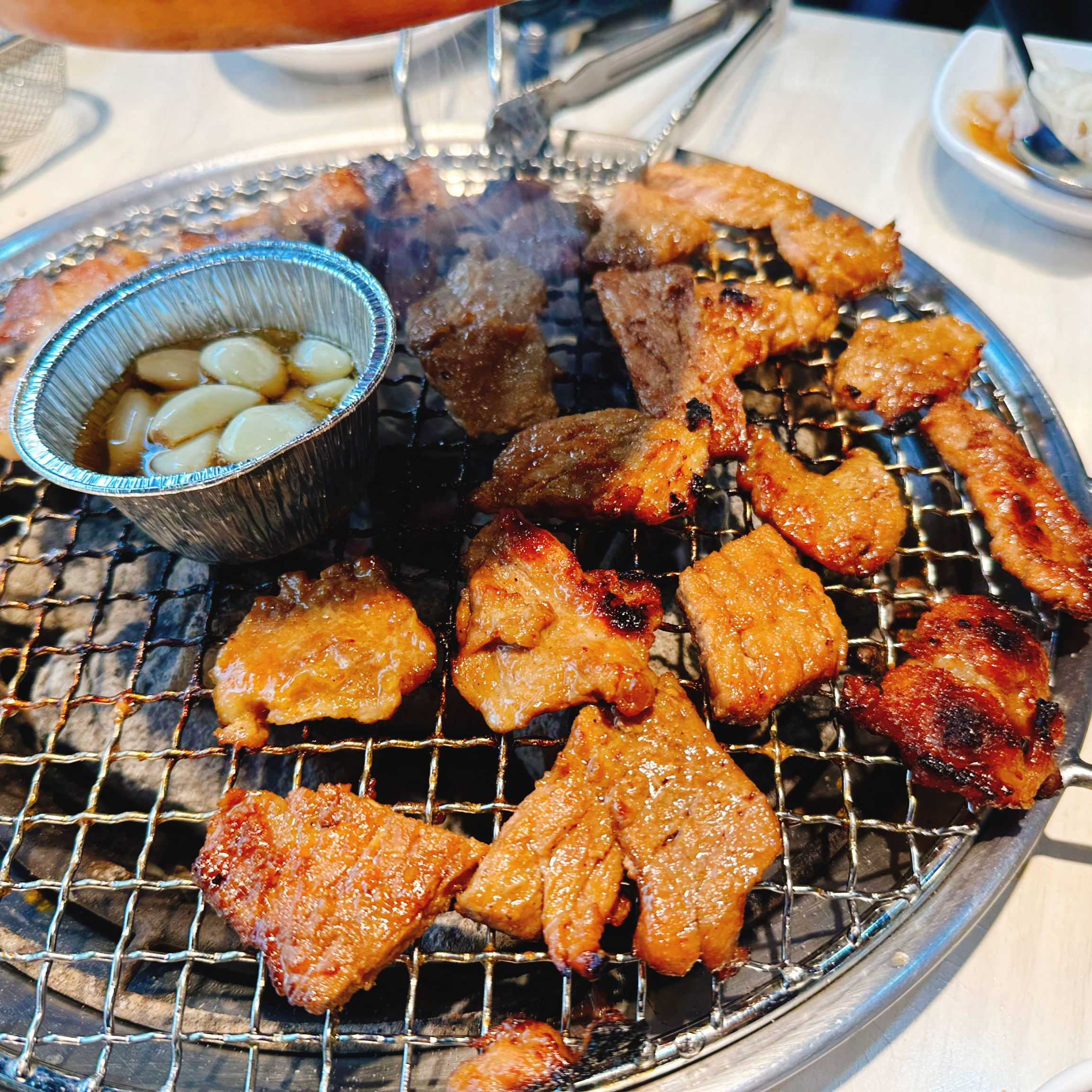 명륜의 여러지점을 다녀봤는데 여기는 다른곳이랑 다르다고 느낀게 모든 갈비 고기위에 랩도씌워