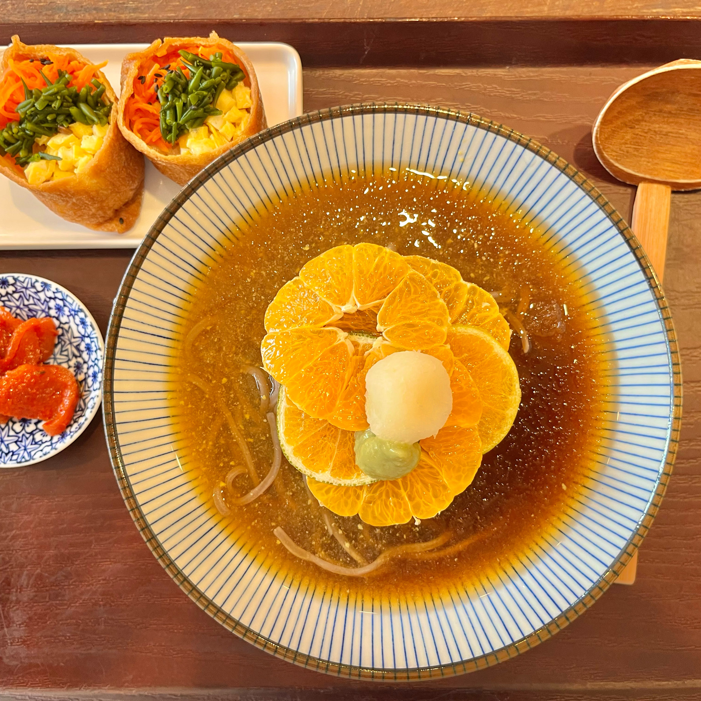 제주분위기를 한껏 담은 음식들이 특별해서 재밌고 맛있게 식사를 했습니다😋 상콤 달달한 소바