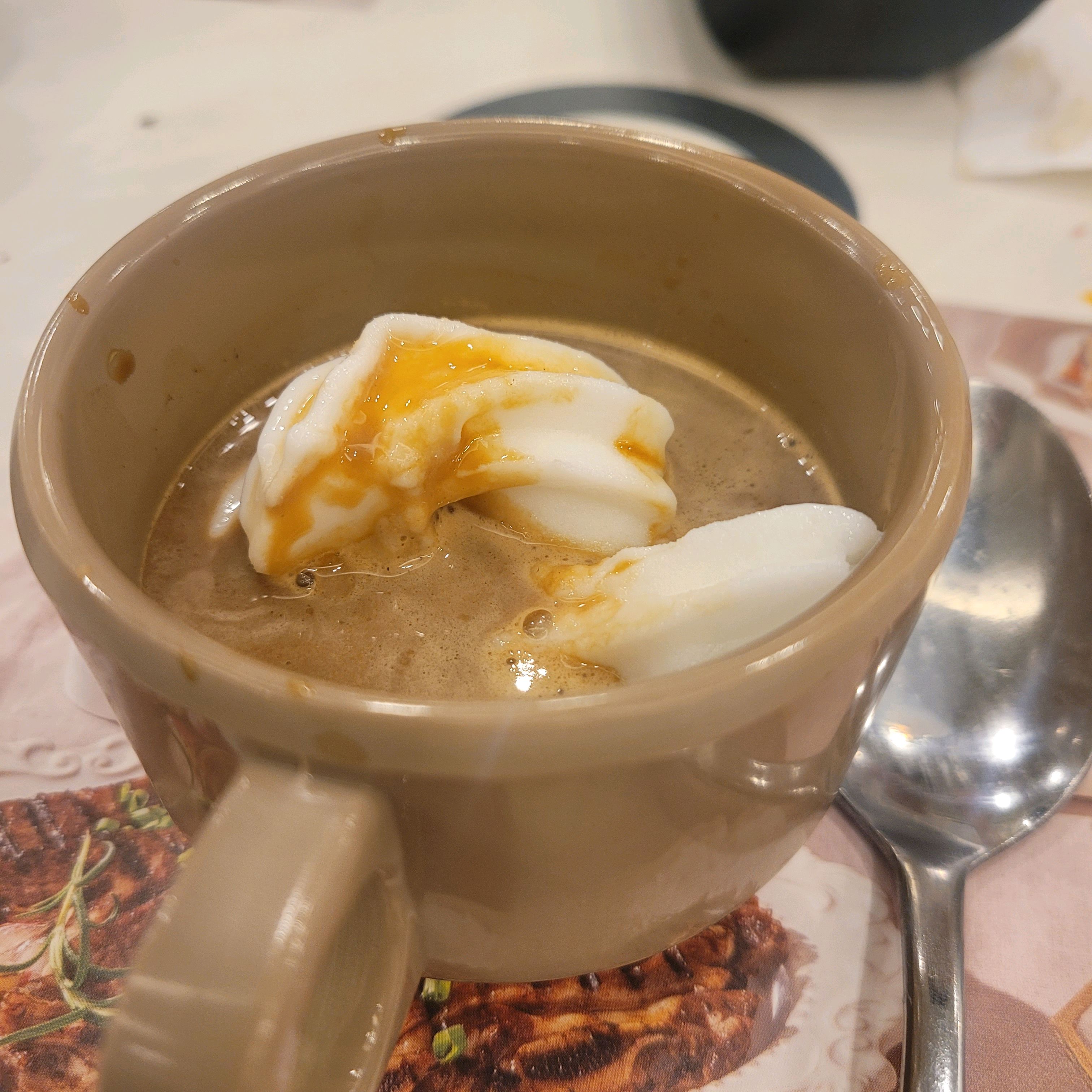 음식은 다양하고 신선하고 맛도 좋아요 잘먹고 마지막에 커피를 먹는데 커피잔이 플라스틱입니다