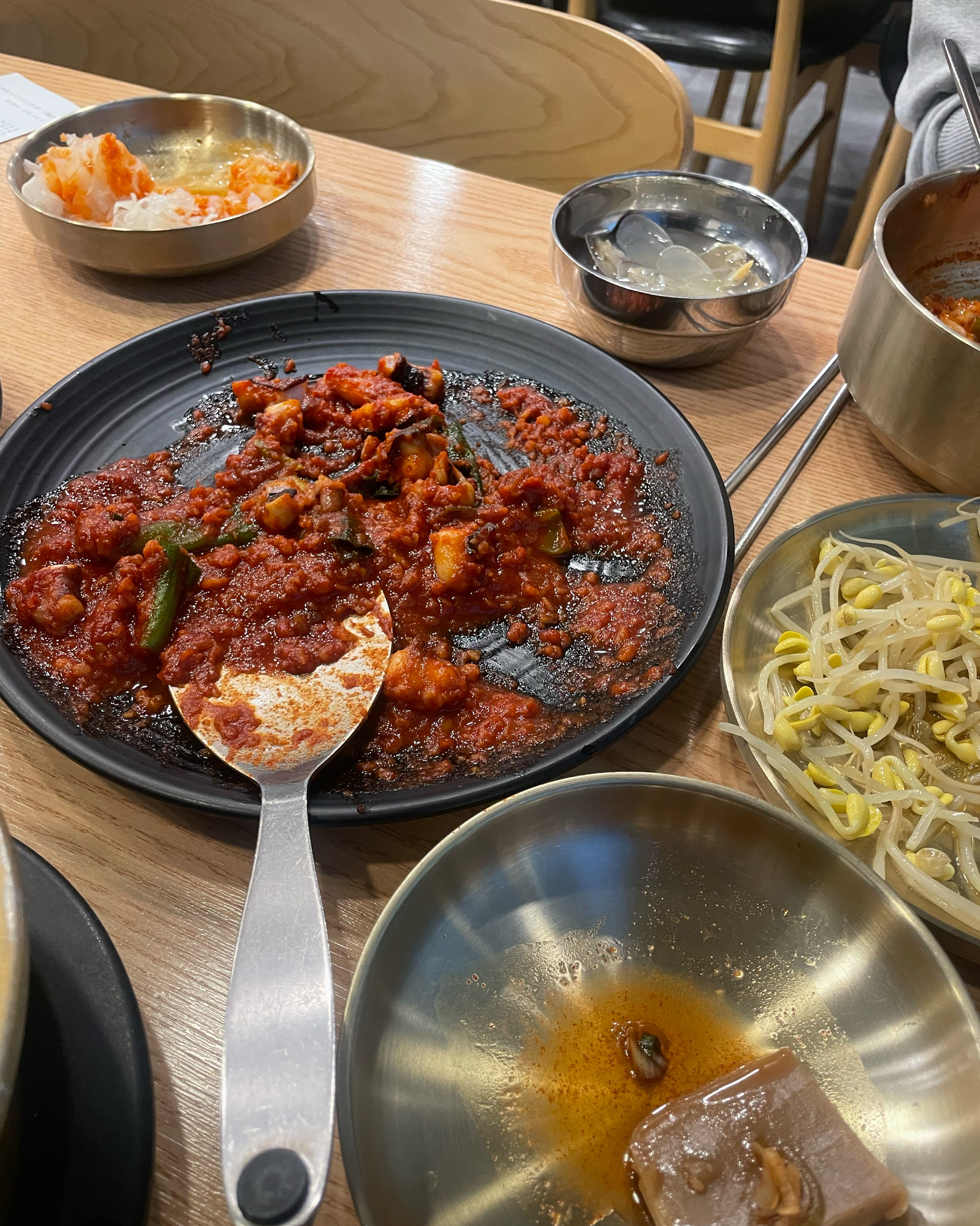 낚지정식 맛집입니다!!! 맛있는 낙지볶음에 시원한 바지락탕. 들기름과 콩나물과 함께 비빔밥