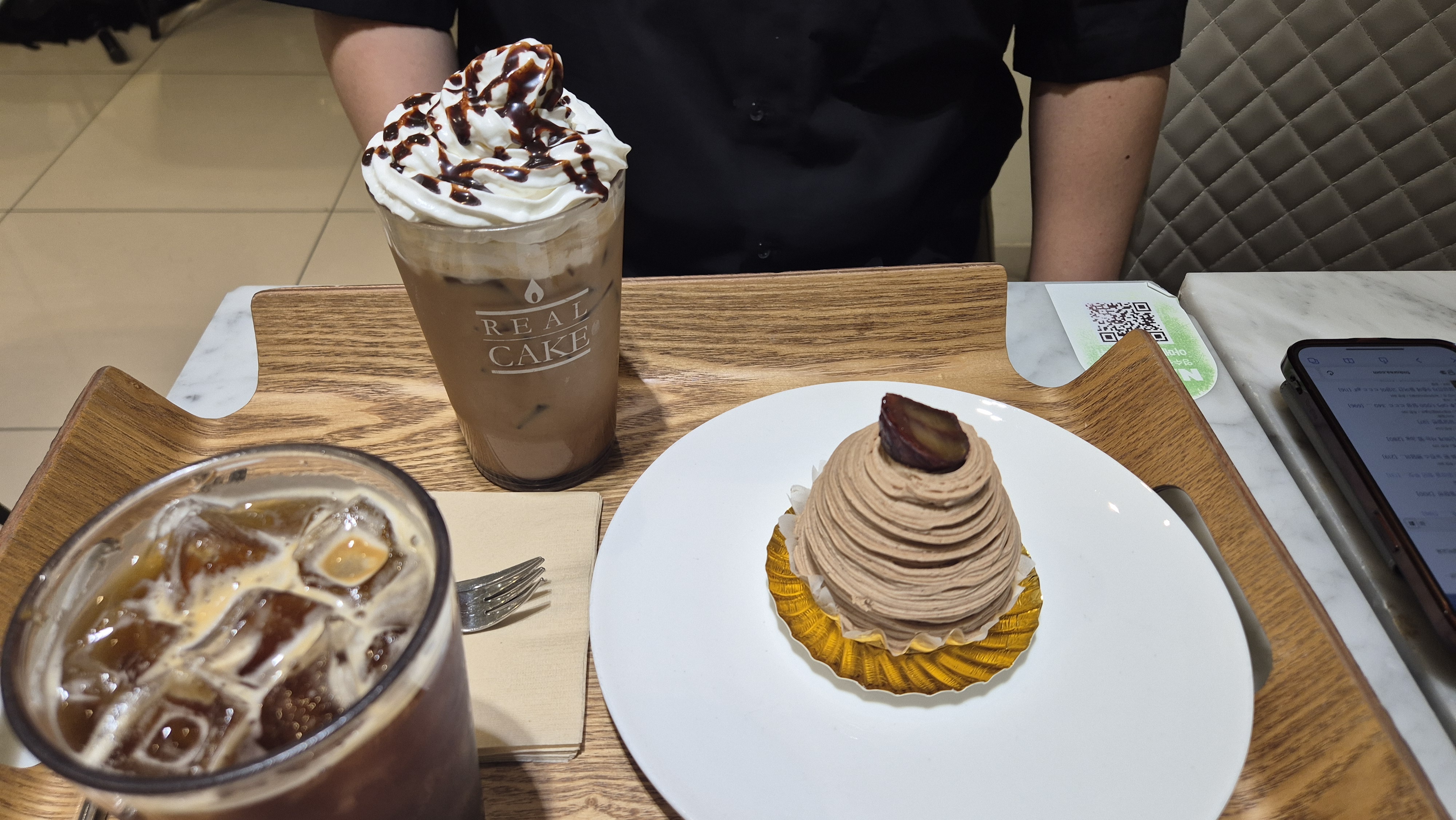 데이트하려고 검색하고 왔는데 케잌도 다양하고 이쁘고 커피진짜 맛있어요 ㅋㅋ 원하는 딱 씁쓸