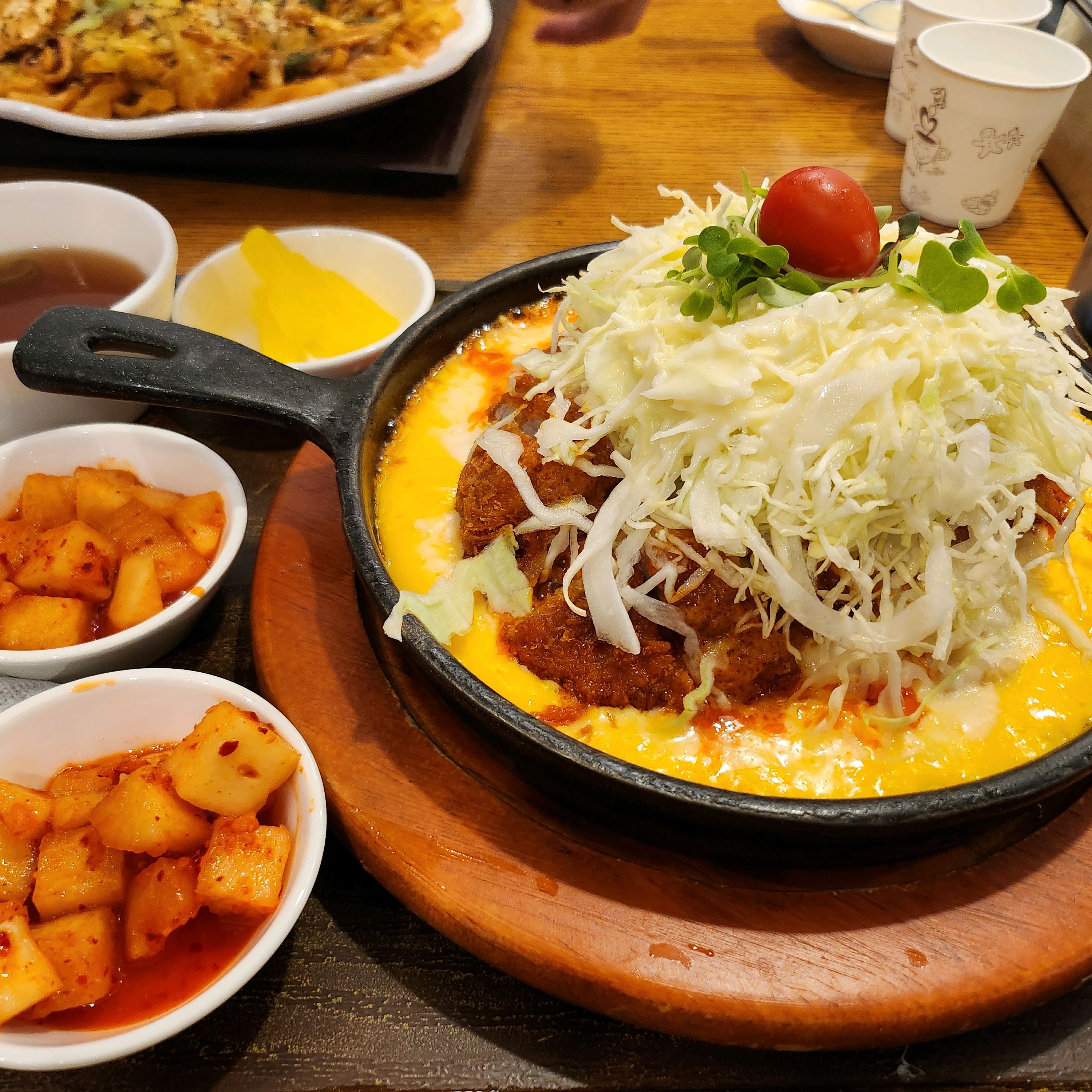 직원분들 친절하시고, 더블치즈돈카스, 볶음짬뽕 더 맛있어용~ 👍 👍 - 부산 대연동 맛집 홍익돈까스 부산대연점