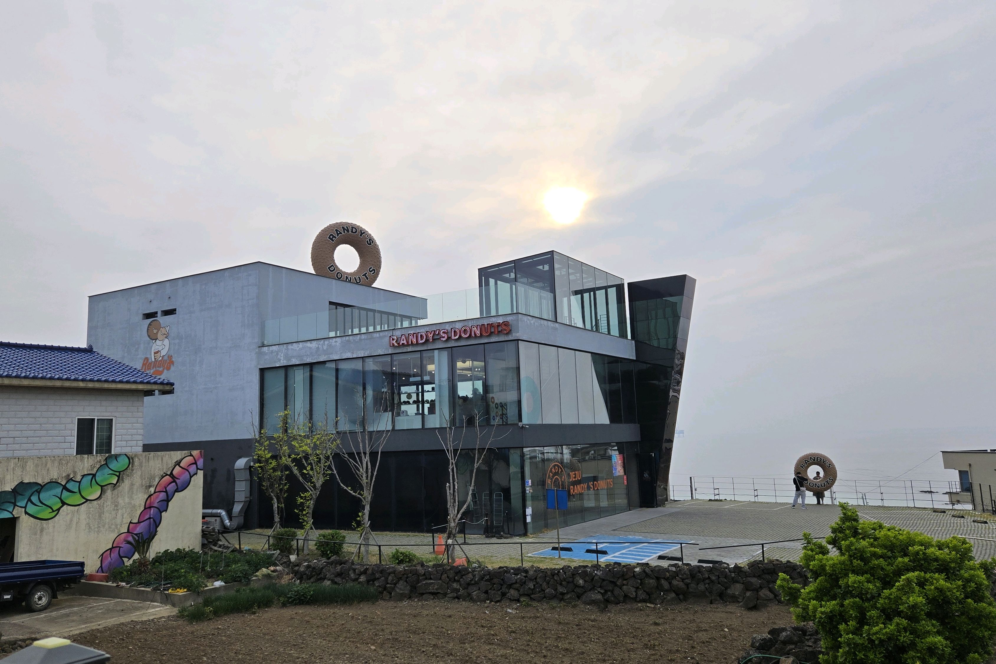 워낙 유명하다고 해서 아이들 사다줄 겸 들려봤어요. - 제주 맛집 랜디스도넛 애월점