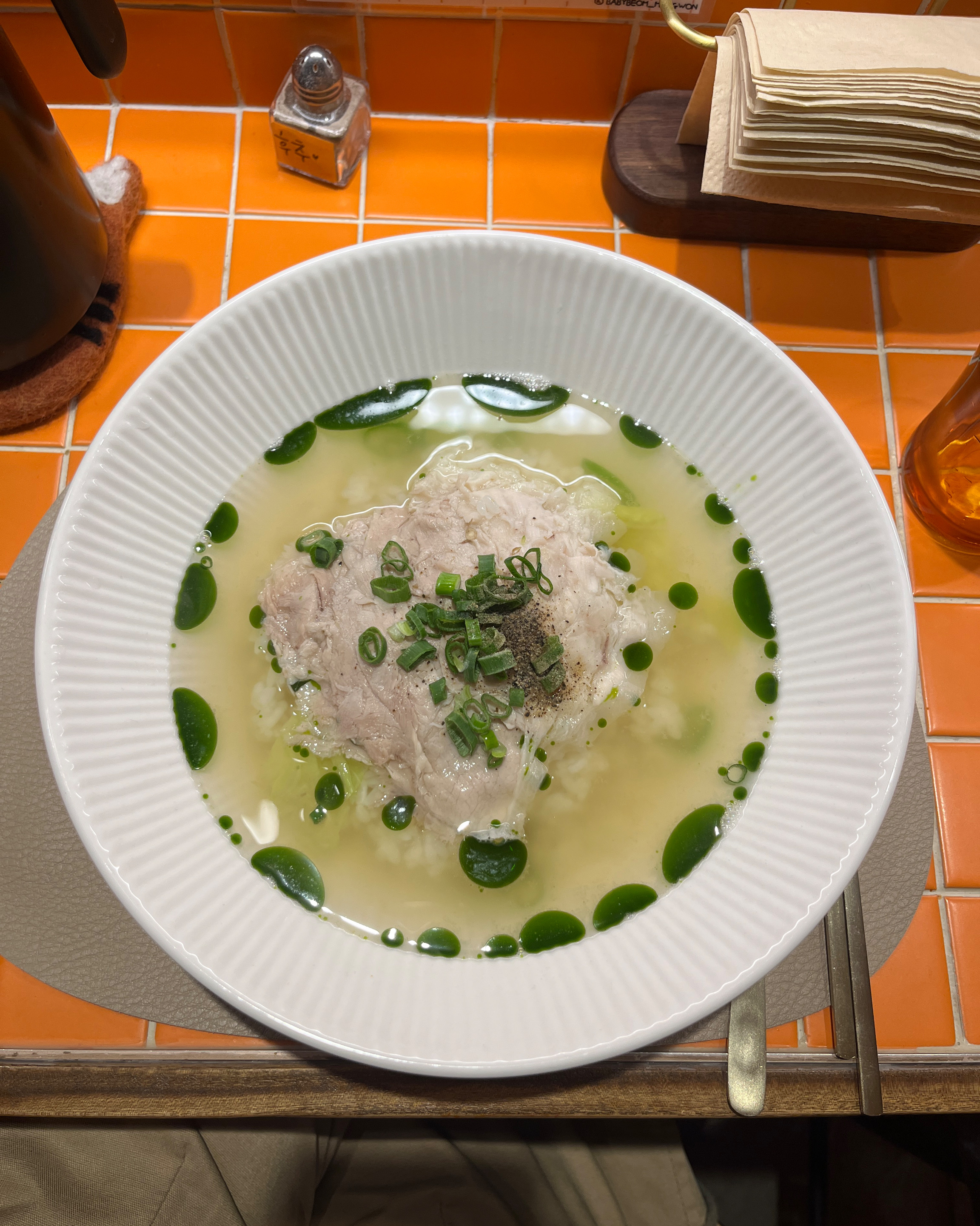길가다가 들어갈까 하고 있으니 옆집 분 께서 여기 너무 맛있다고 해서 들어왔는데 분위기도