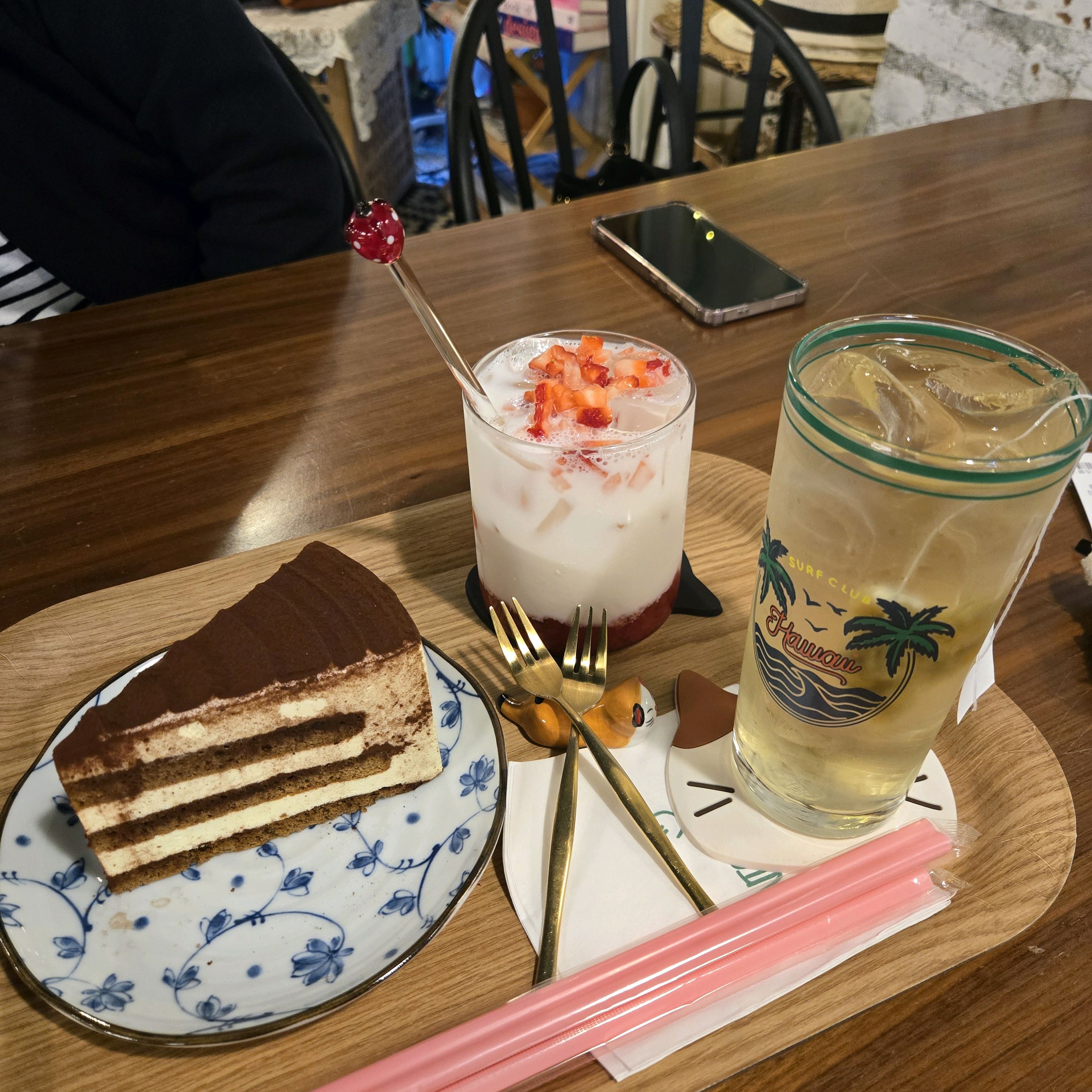 딸기라떼 티라미수도 맛있어요 - 경포대 맛집 안녕피크닉