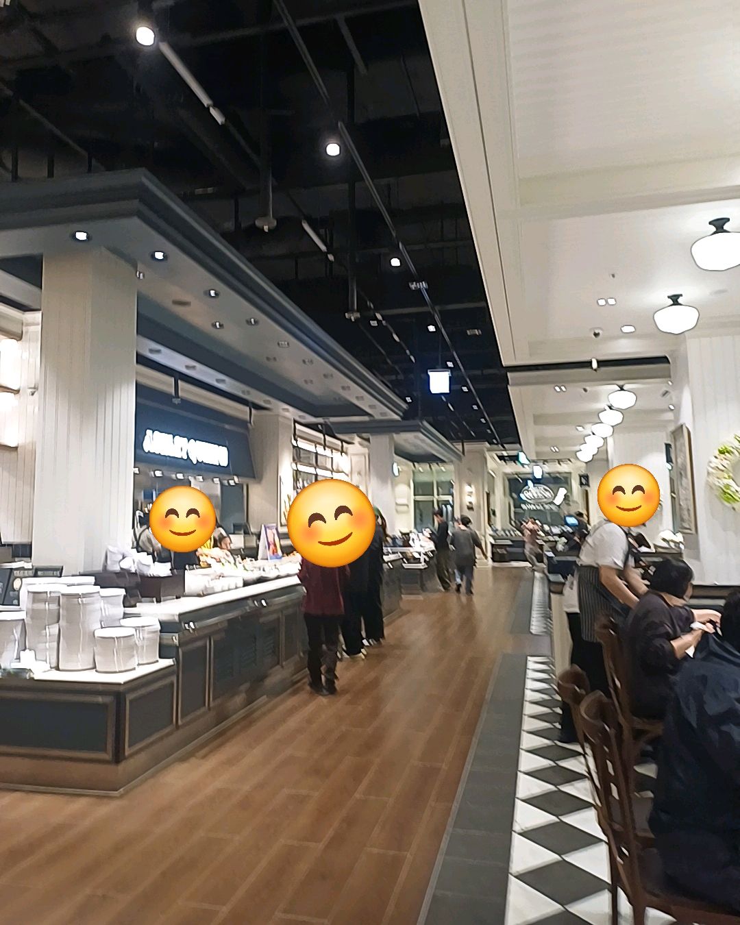 생긴지 얼마 되지 않아 엄청 깨끗하고 매장도 무지 넓고 지금까지 가본 애슐리 중에 단연 최