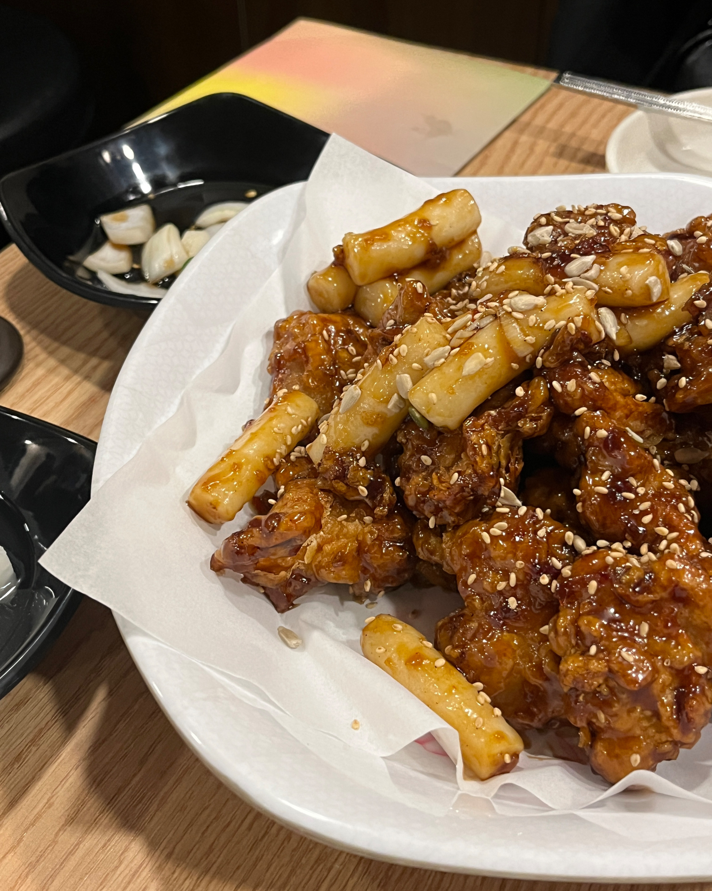 쫄간장치킨 먹었습니다. 짭쪼름하먄서 매콤하니 맛있습니다. 매장서 먹을 때 나오는 양배추 샐