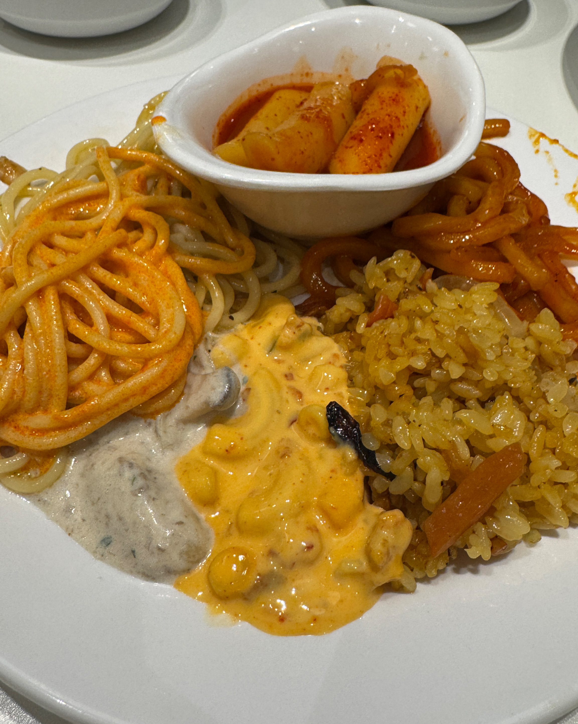 떡볶이가 맛있고,,, 파스타는 예전만큼 못하네여 ㅜㅜㅜㅜㅜ 이것저것 먹부림부리기에 좋아용!