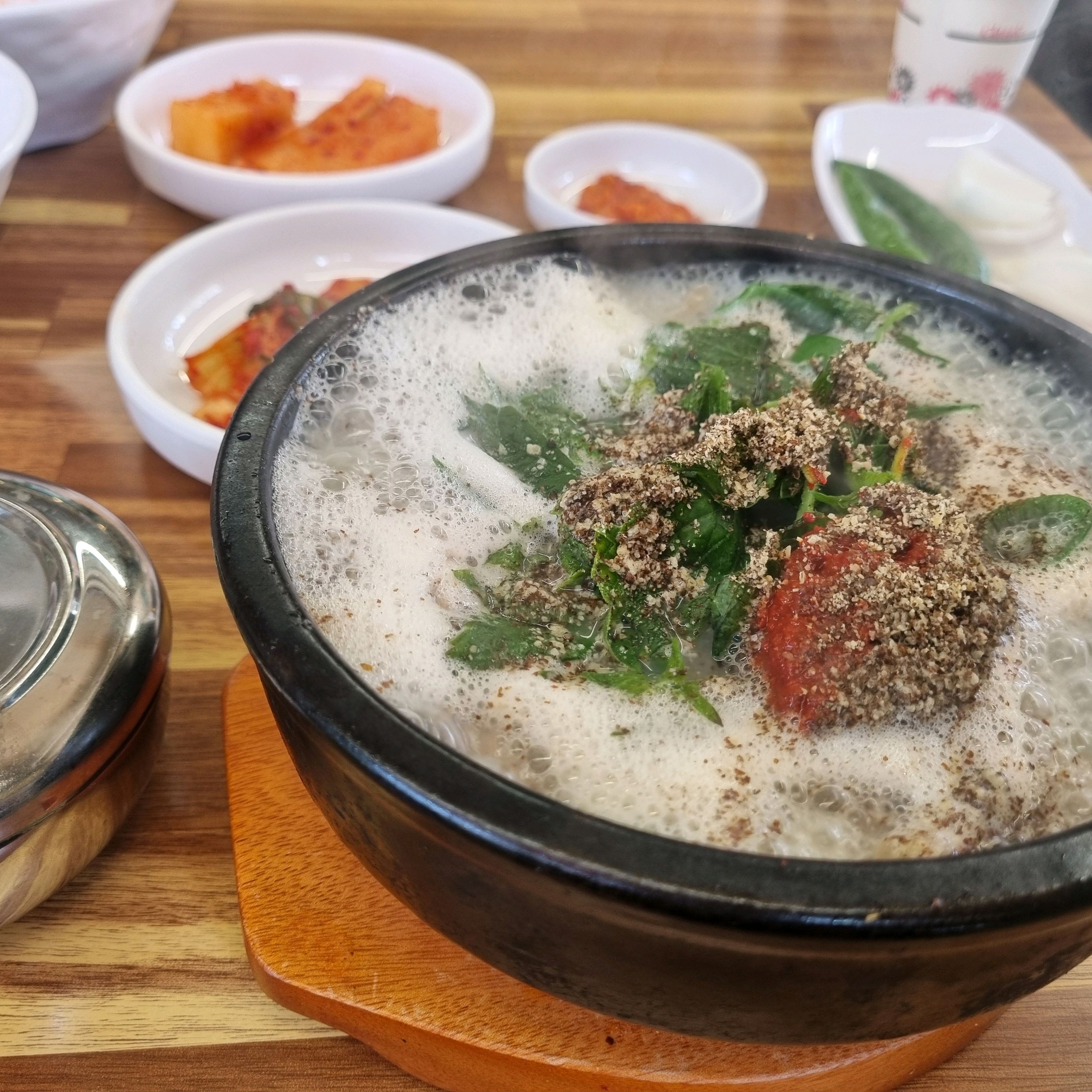 1. 1인 자리는 너무 구석진 곳에 옆에는 계산대가 붙어 있거나 앞에는 정수기를 보면서 먹