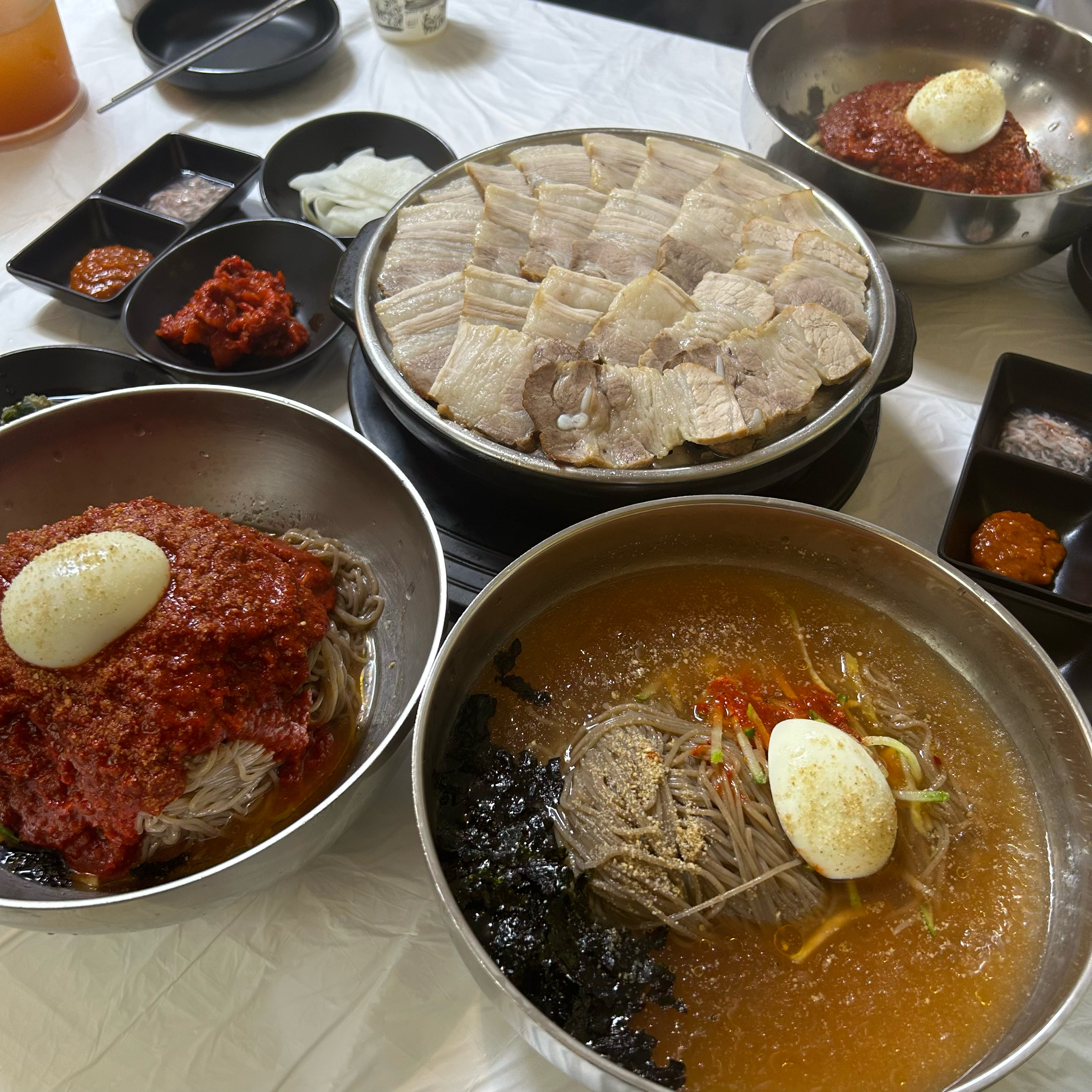 막국수 맛집이에요 막국수 어디로 먹으러 갈지 고민했는데, 선택 잘한거같아요ㅎㅎ 수육도 냄새