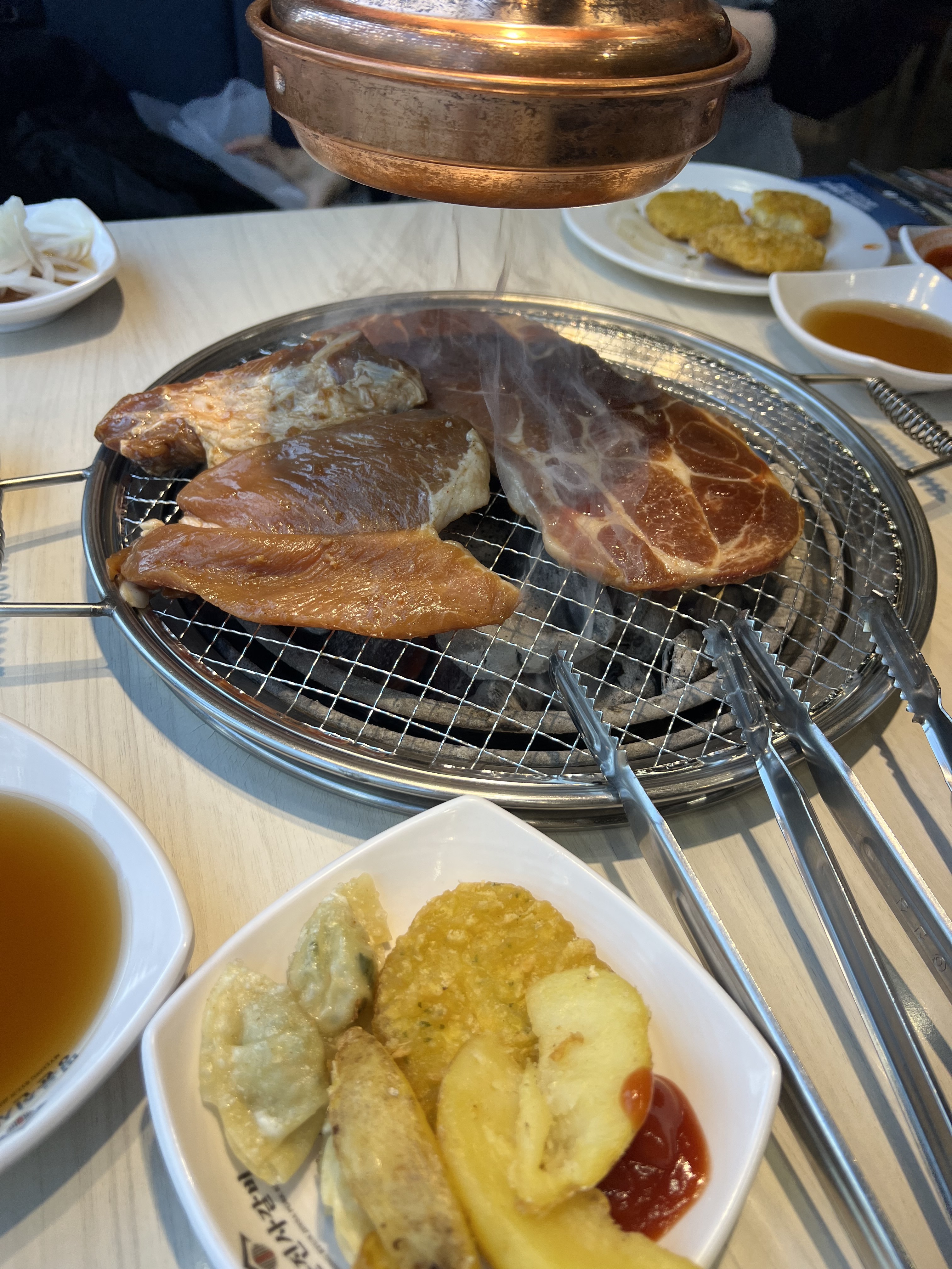 가게가 엄청 쾌적하고 넓어요!! 음식들도 위생적이고 맛있어요!!! 명륜진사는 여기 지점만