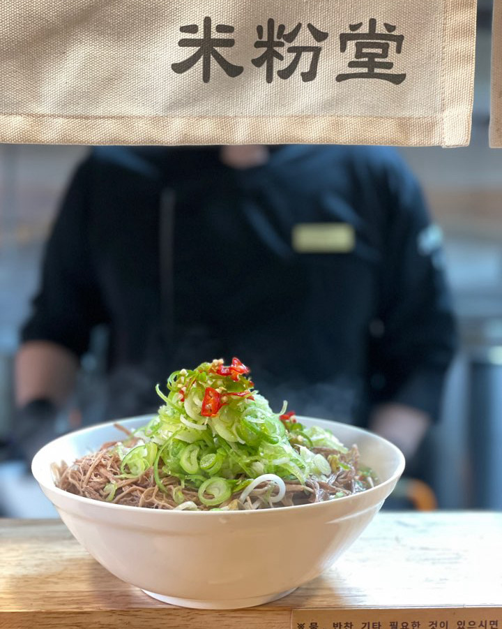 쌀국수 전문점입니다. 바깥에서 주문, 결재하고 입장하는 시스템입니다. 실내는 좁아요. 테이