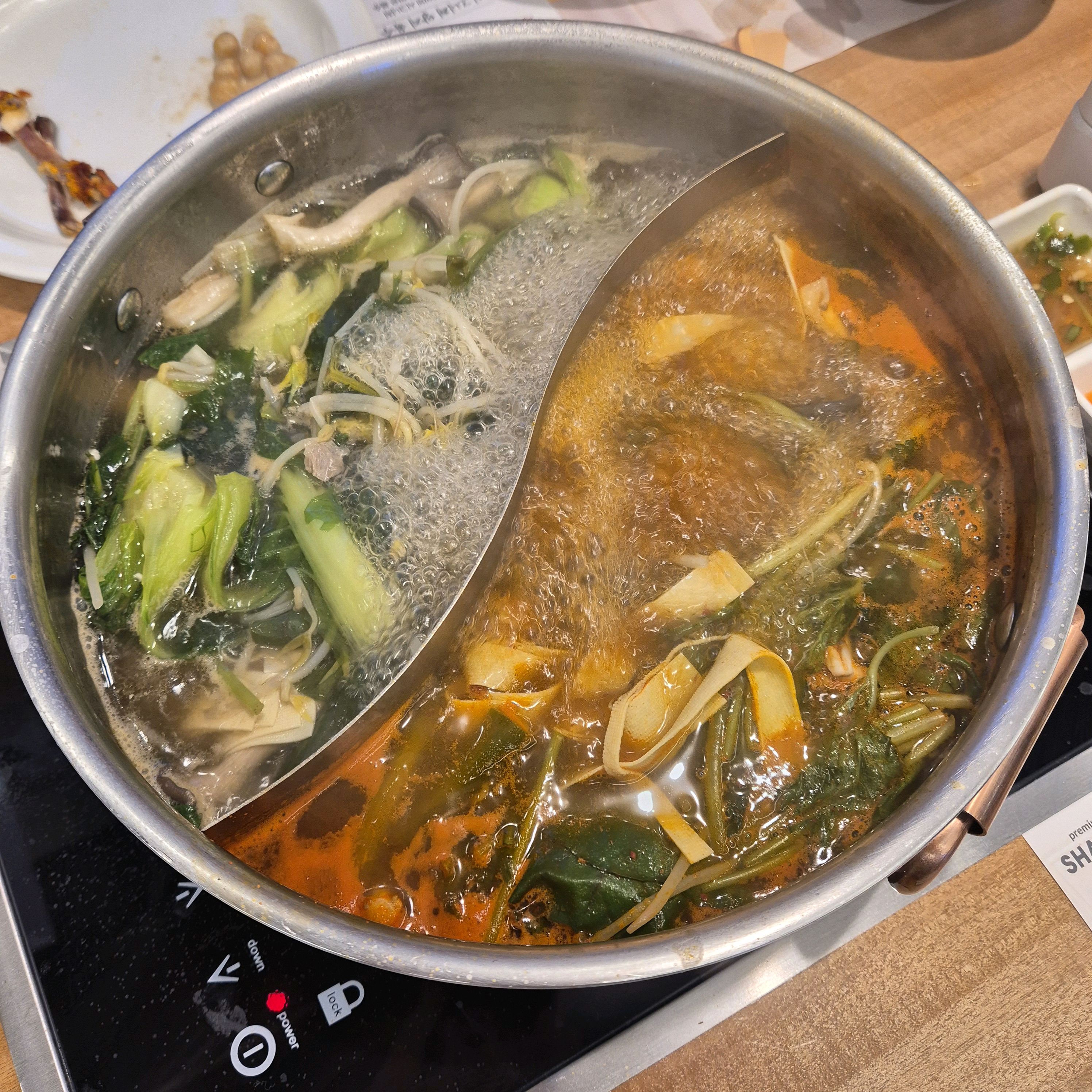 재료가 신선하고 깔끔하게 진열되어있고, 음식이 전반적으로 맛있어요! 물론 튀김류는 눅눅하긴