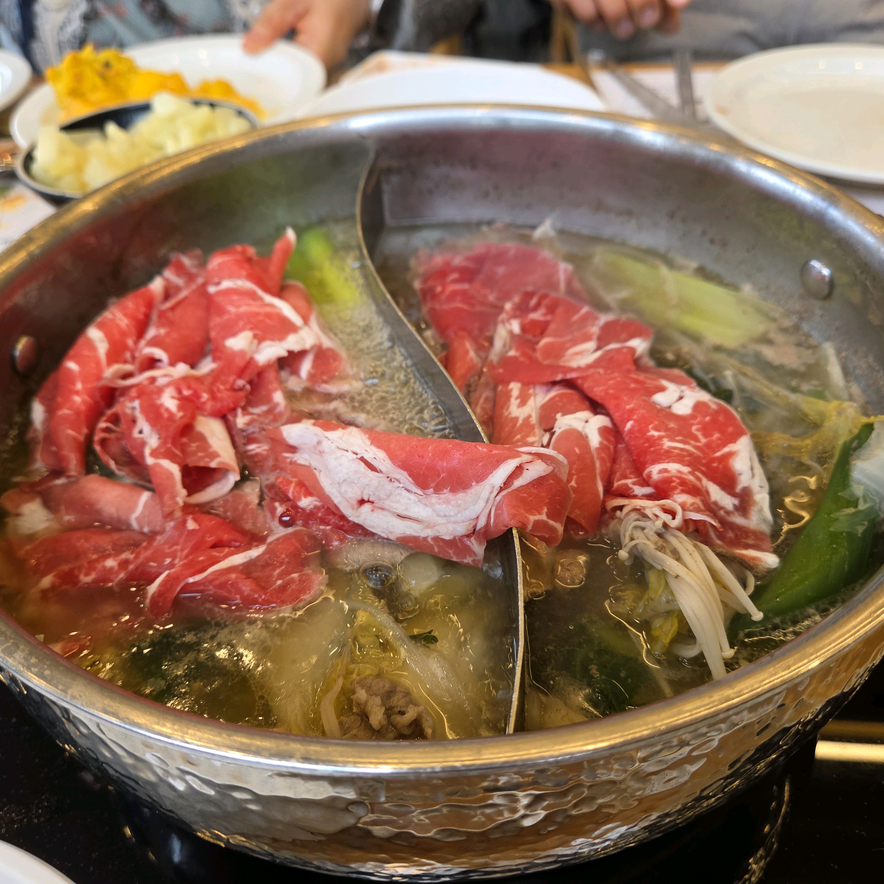 맛도 맛있고 친절하고 매장도 깔끔합니다 가족과 함께 오기 좋은 것 같습니다. - 김해 장유 맛집 샤브올데이 김해장유점
