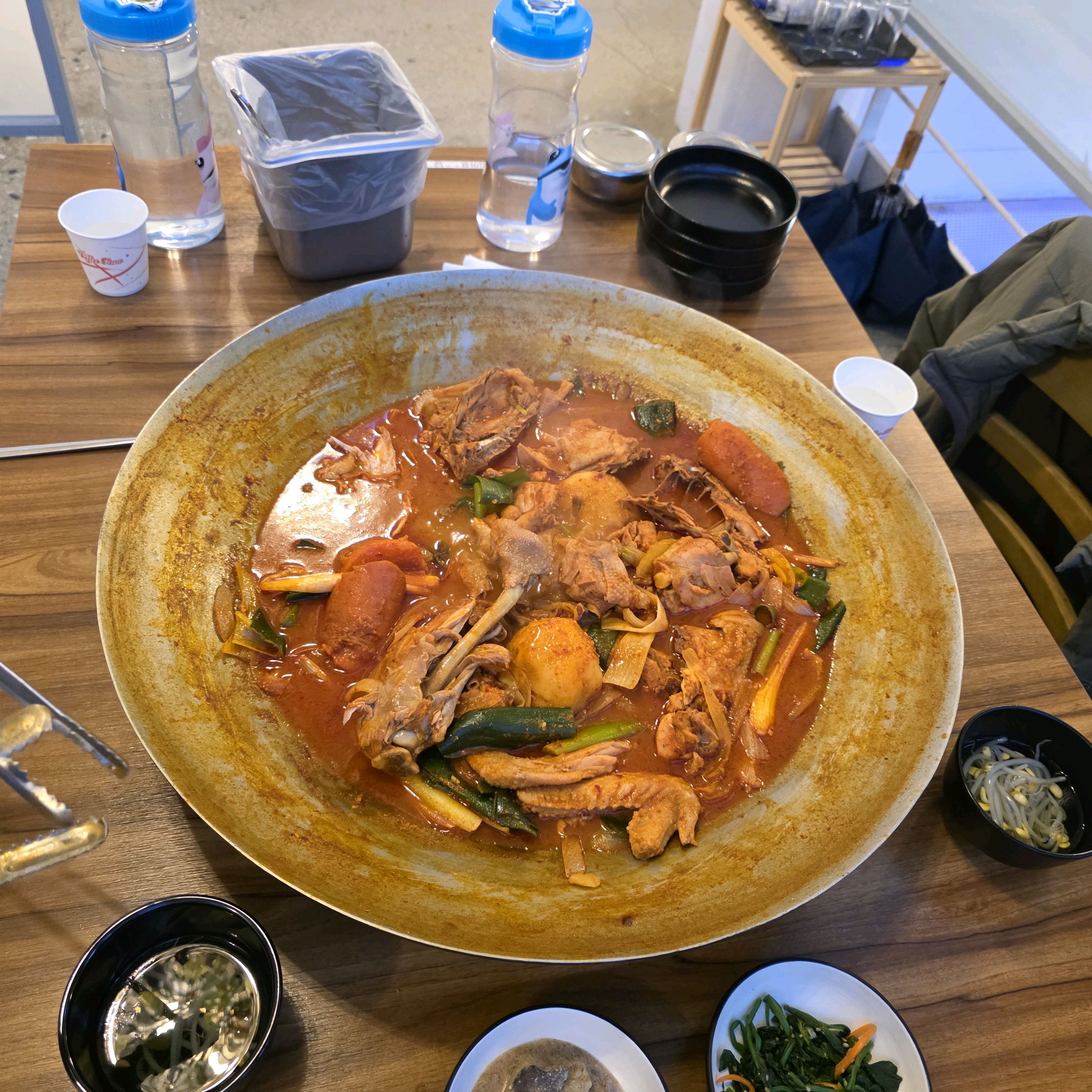 토종닭인지 양도 많고 맛있습니다. - 대전 맛집 솥뚜껑 본가 수피아