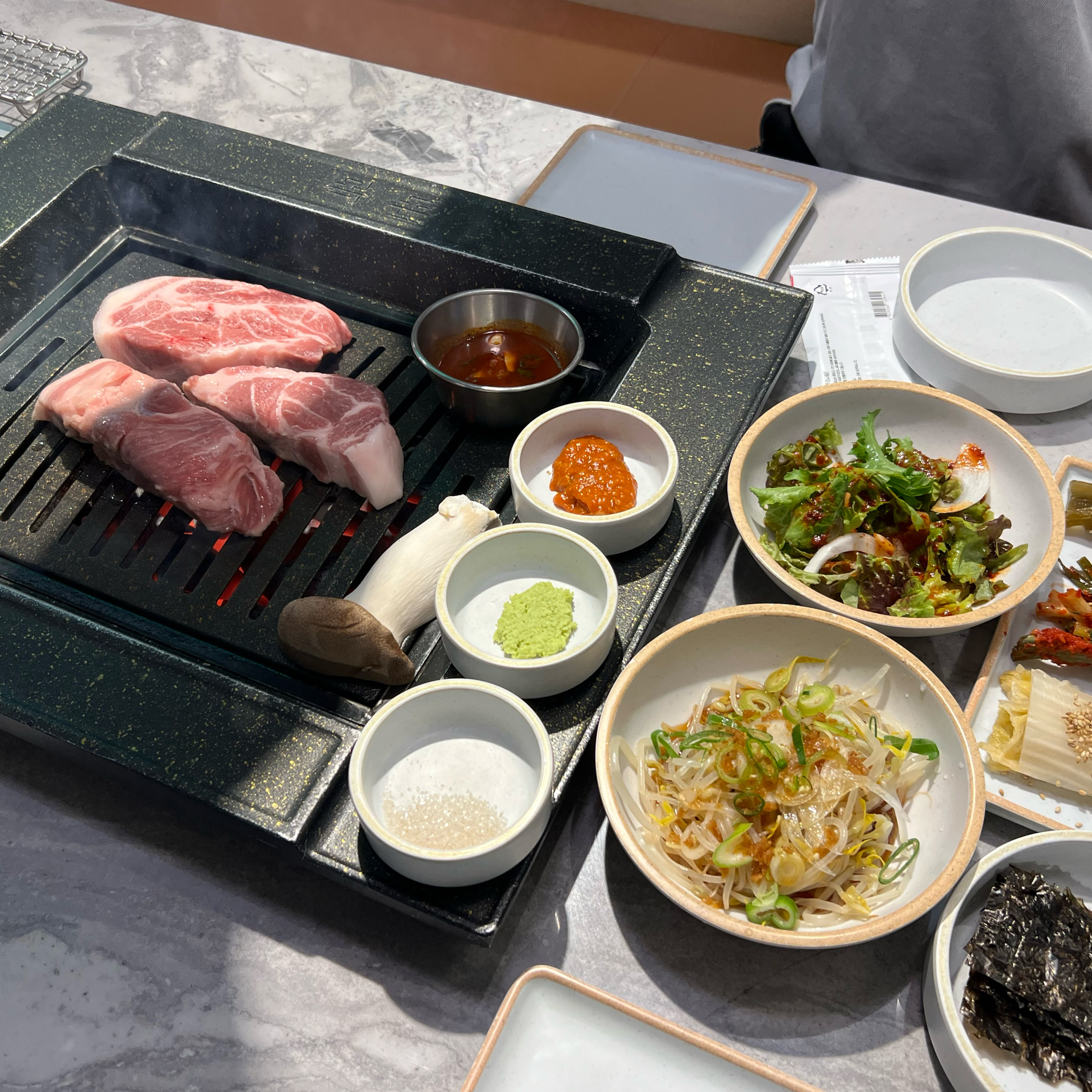 벌써 4번째 방문입니다 ㅎㅎ 목살 정말 맛있고 사장님,직원분들 친절하십니다! 반찬들도 정갈
