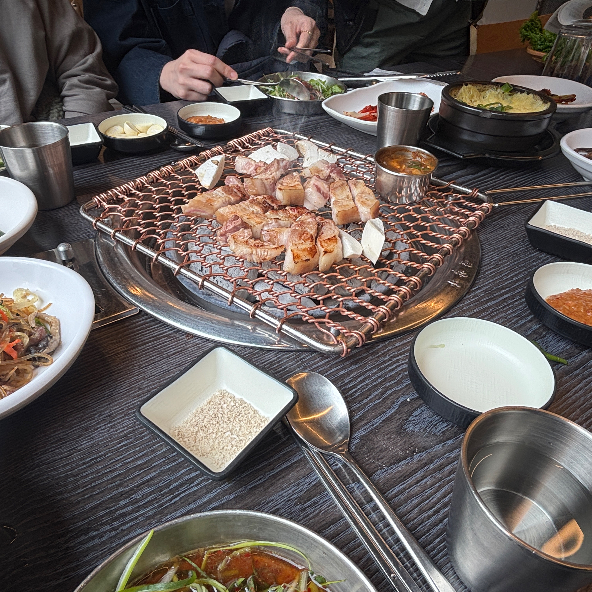 고기가 초벌되어 나와서 금방 먹을 수 있었어요ㅎㅎ 고기 질도 너무 좋고 울창한 나무 뷰가 