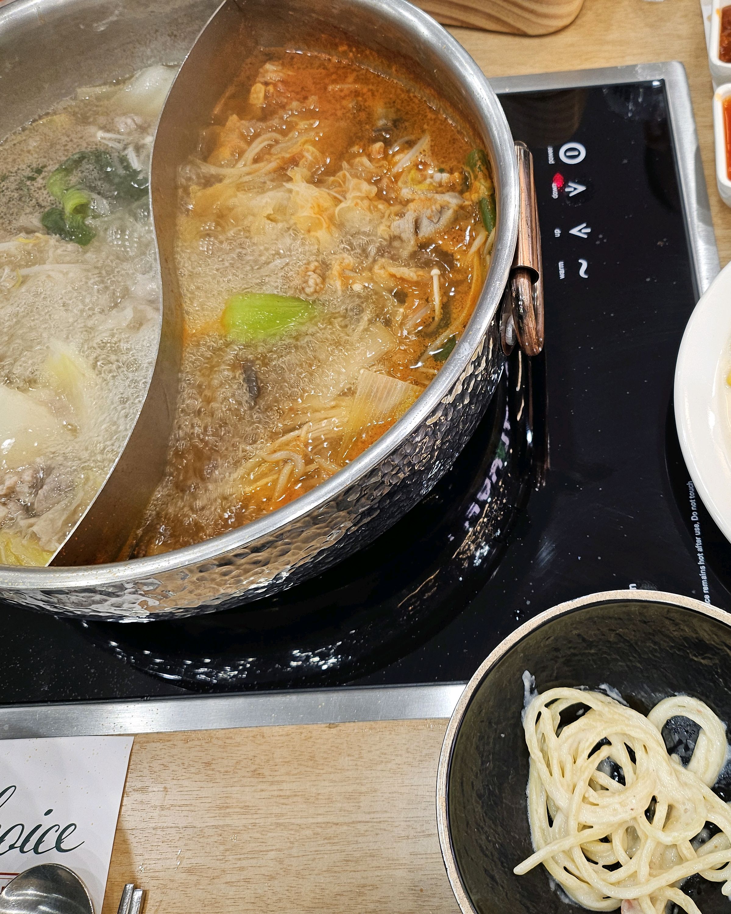 샤브올데이 봉천점 오픈한다고 현수막 붙어 있는 거 버스 타고 지나 가면서 보고 오픈하면 와