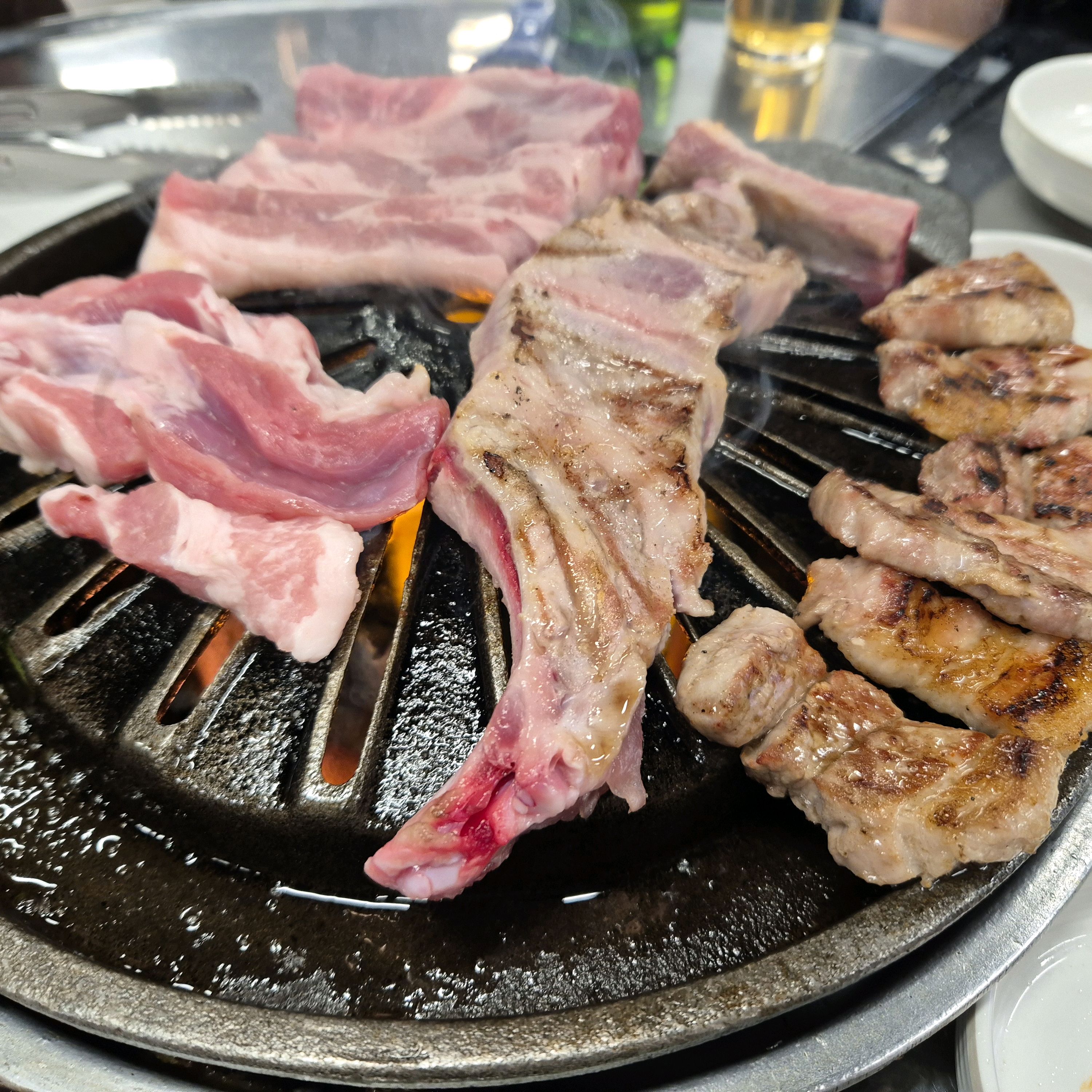 새로바뀐뒤 처음갔는데 웨이팅장소도 있고 주차장도 생기고 해서 좋네요ㅎㅎㅎㅎ 여전히 맛있어요