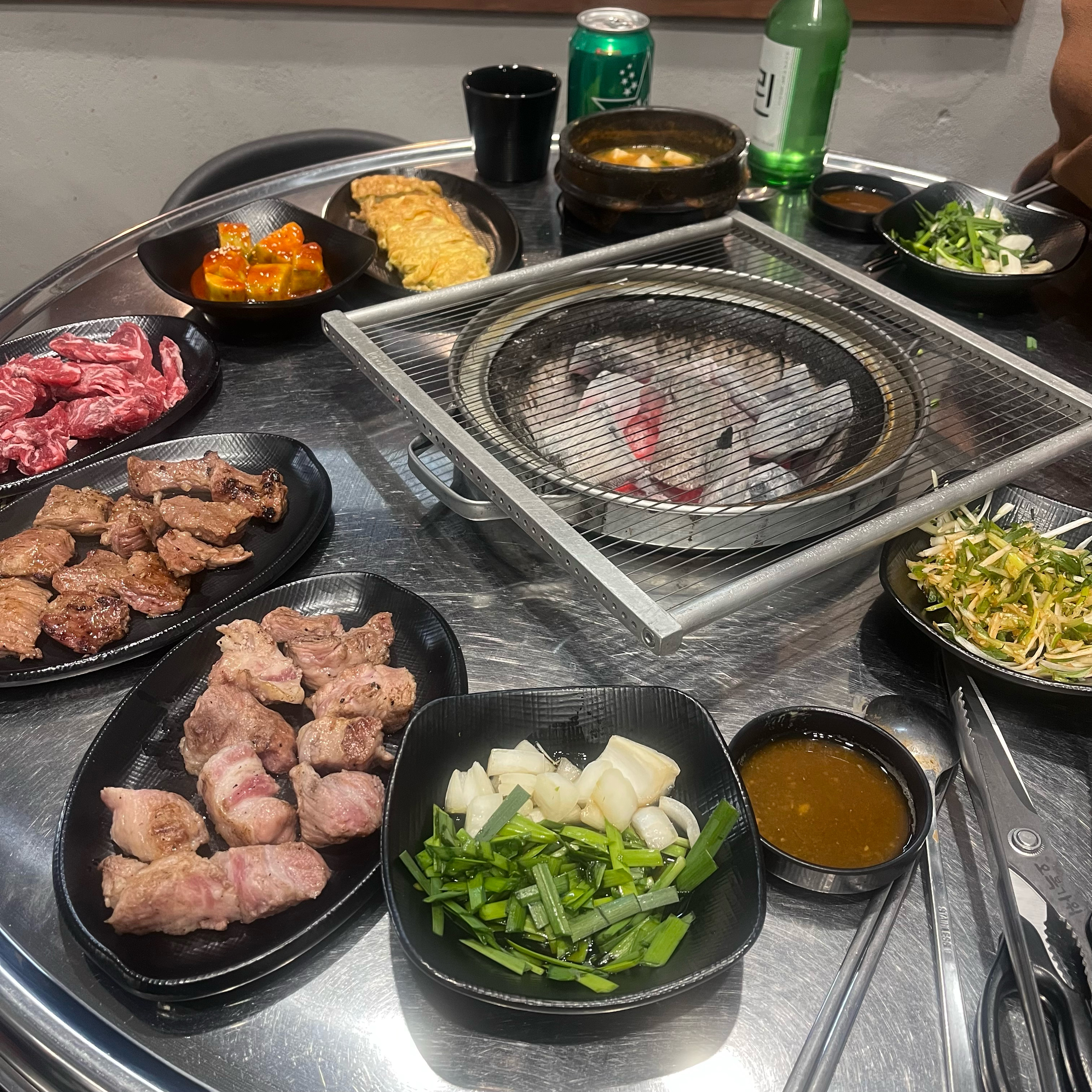 저녁먹으러 왔는데 고기빼고 맛있는 … 청국장 계란말이 서비스 직원분들 친절함 최고 !! 보