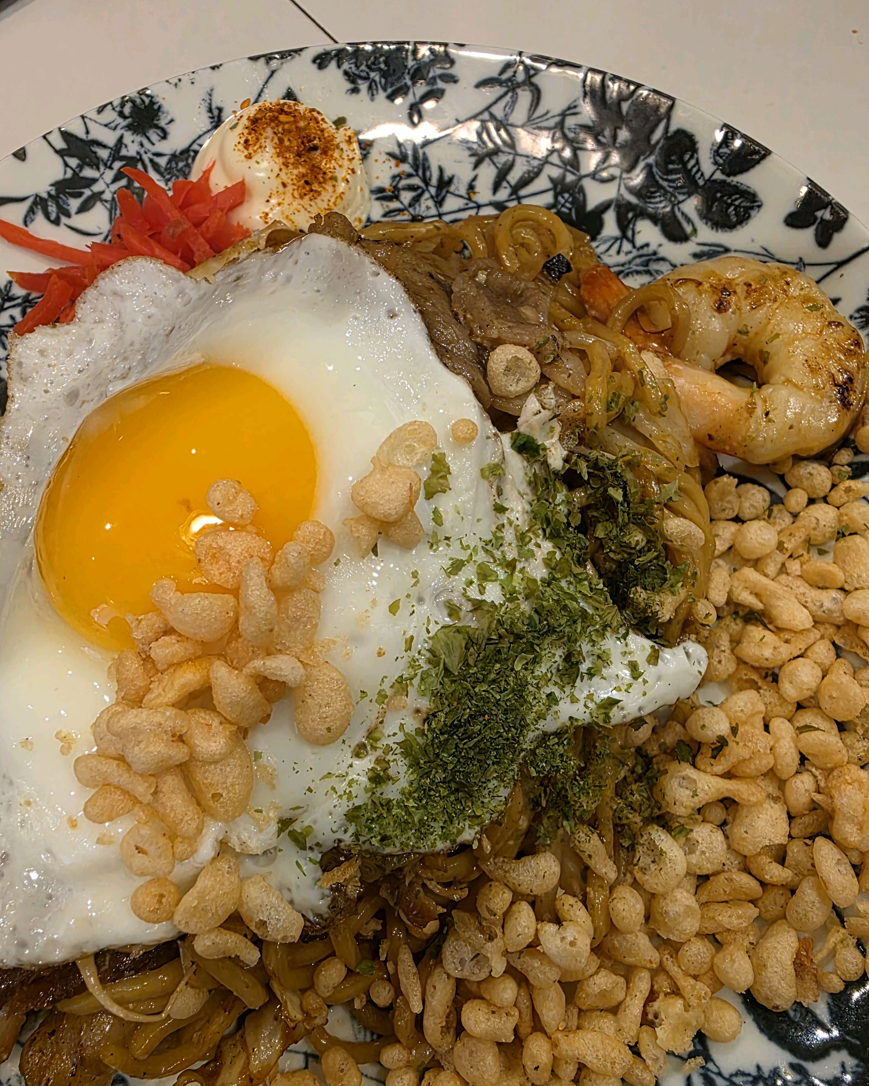 치킨난반,가츠산도,디럭스야키소바 여자둘이서 시켜먹었는데 양이 딱입니다. 메뉴 두개는 아쉽거