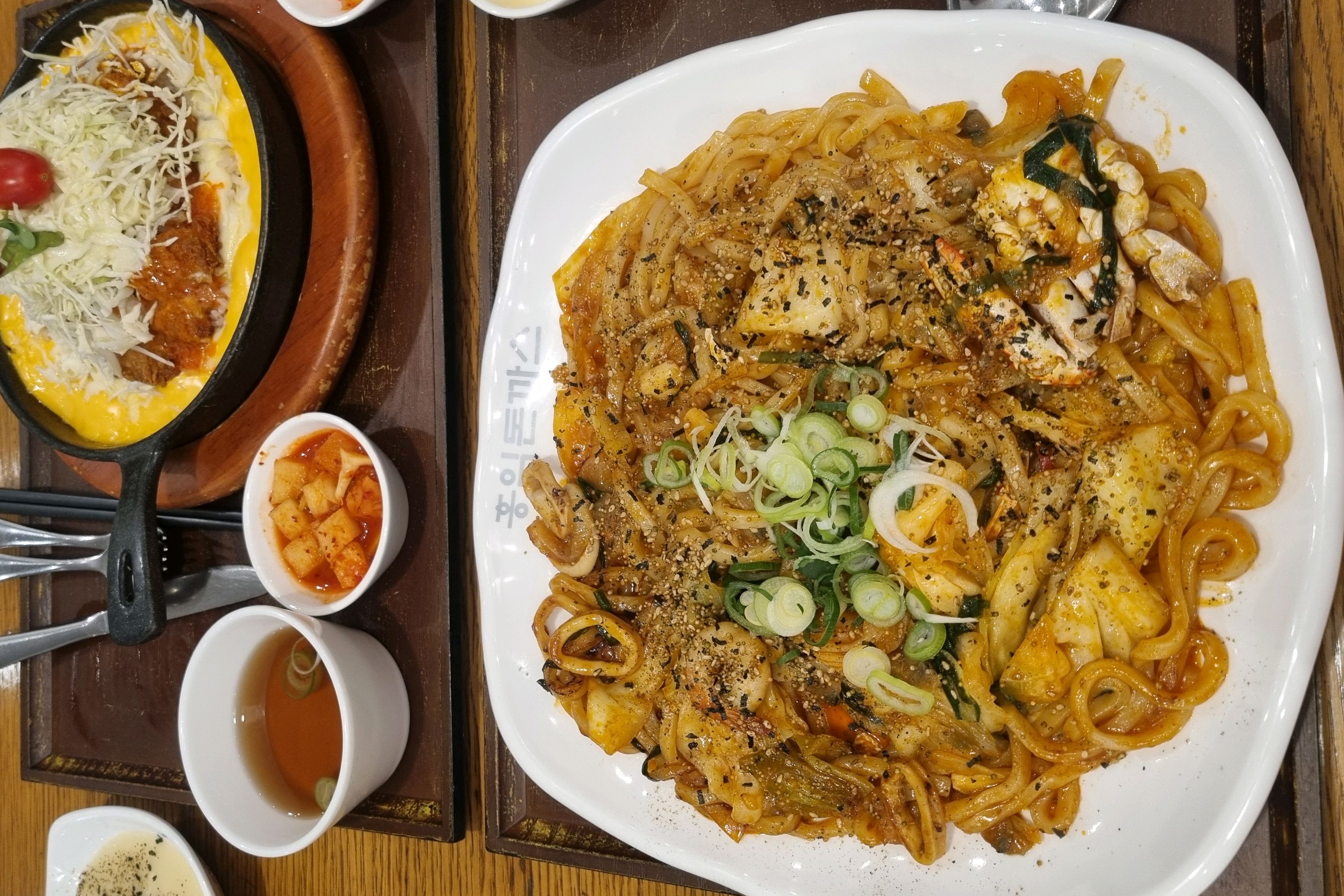 음식이 맛있고 양이많아용 무엇보다 깔끔하고 직원들이 다친절하셔서 맛있는한끼먹었네용 - 부산 대연동 맛집 홍익돈까스 부산대연점