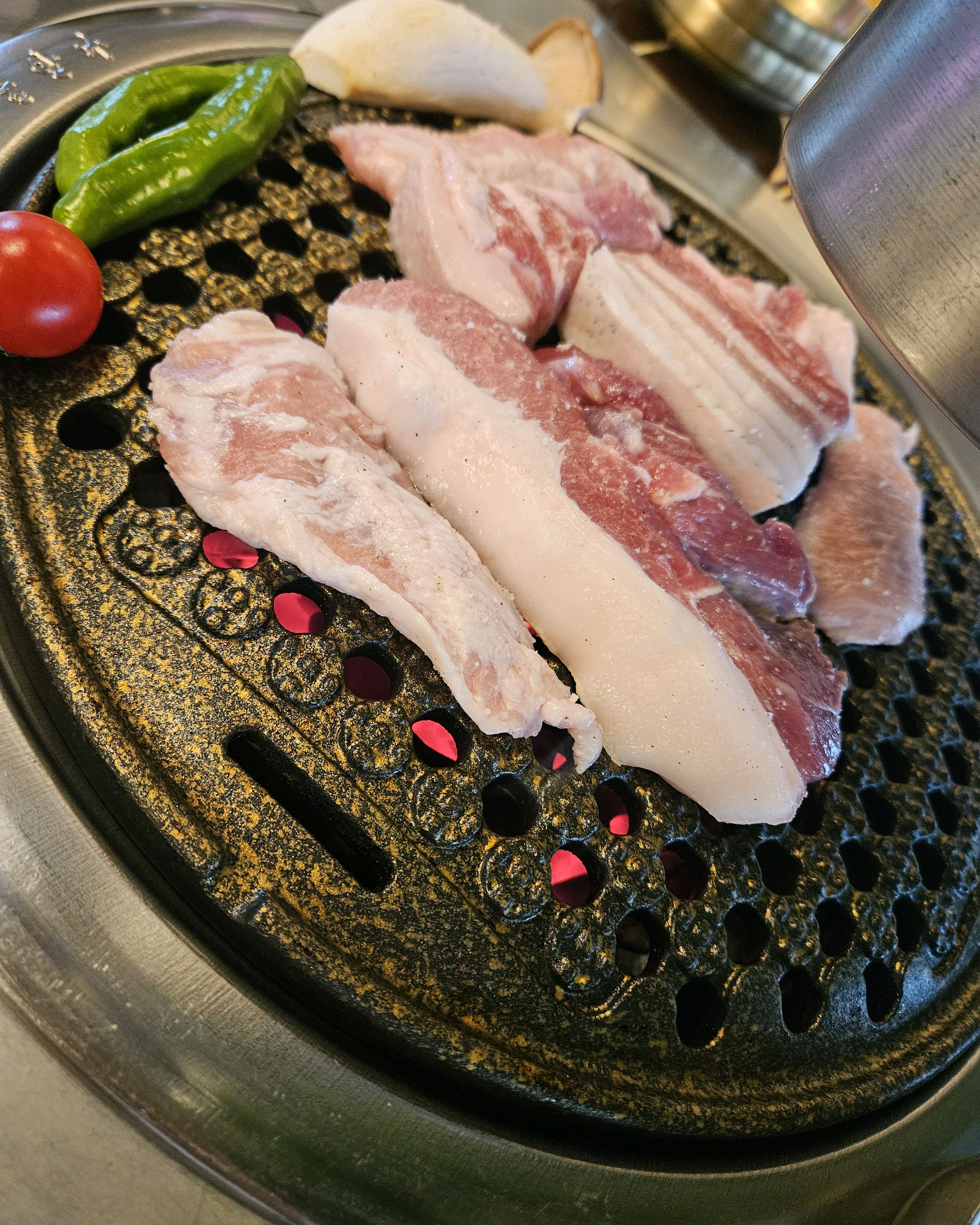 2번째 방문입니다 친구랑 가보고 좋아서 여자친구랑 왔어요 서비스 기본 찌개도 맛있고 모듬으