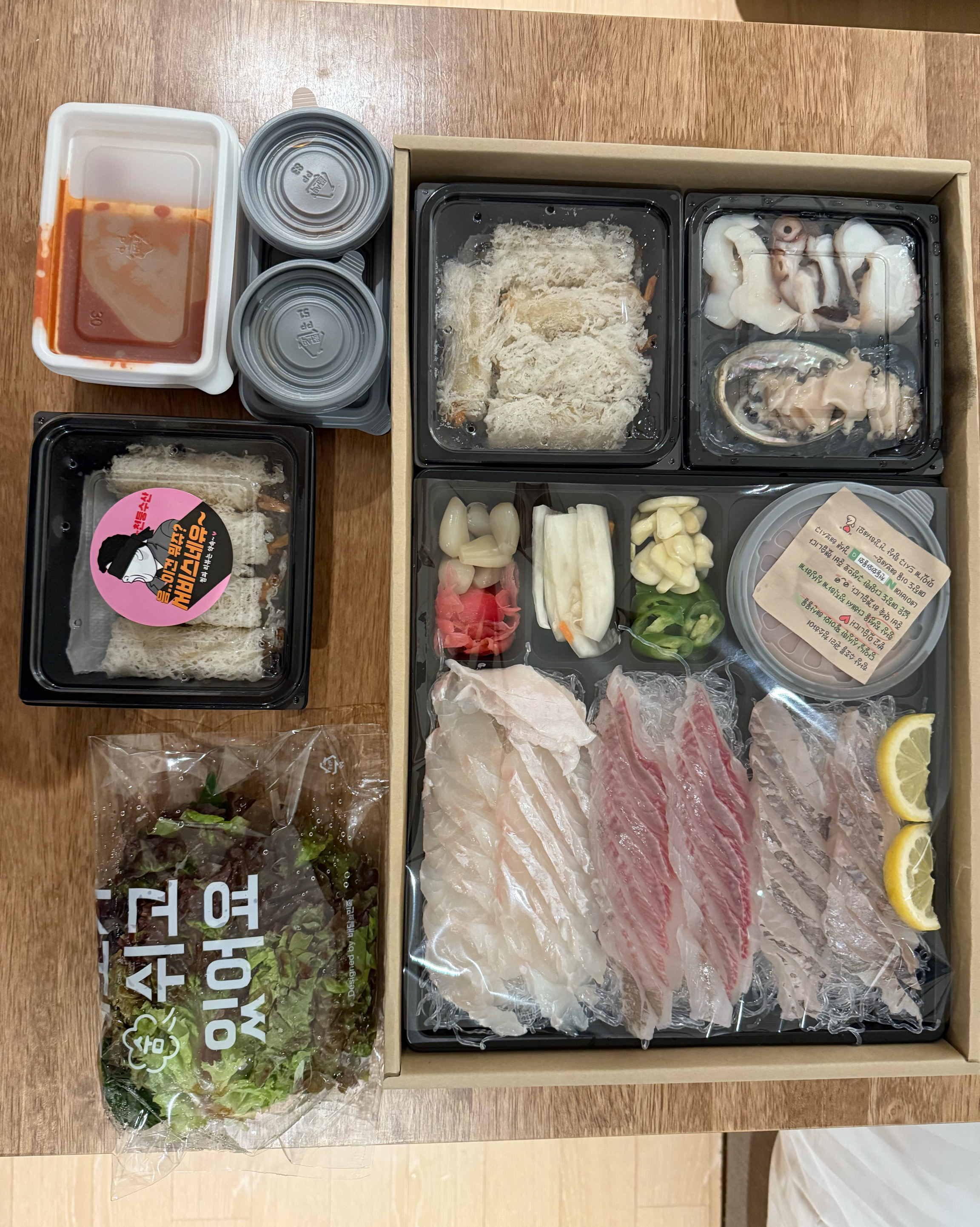 둘이 먹으면 물려서 양이 많지 않을까 걱정하며 포장했는데 절대 아니네요! 재료가 신선해서인