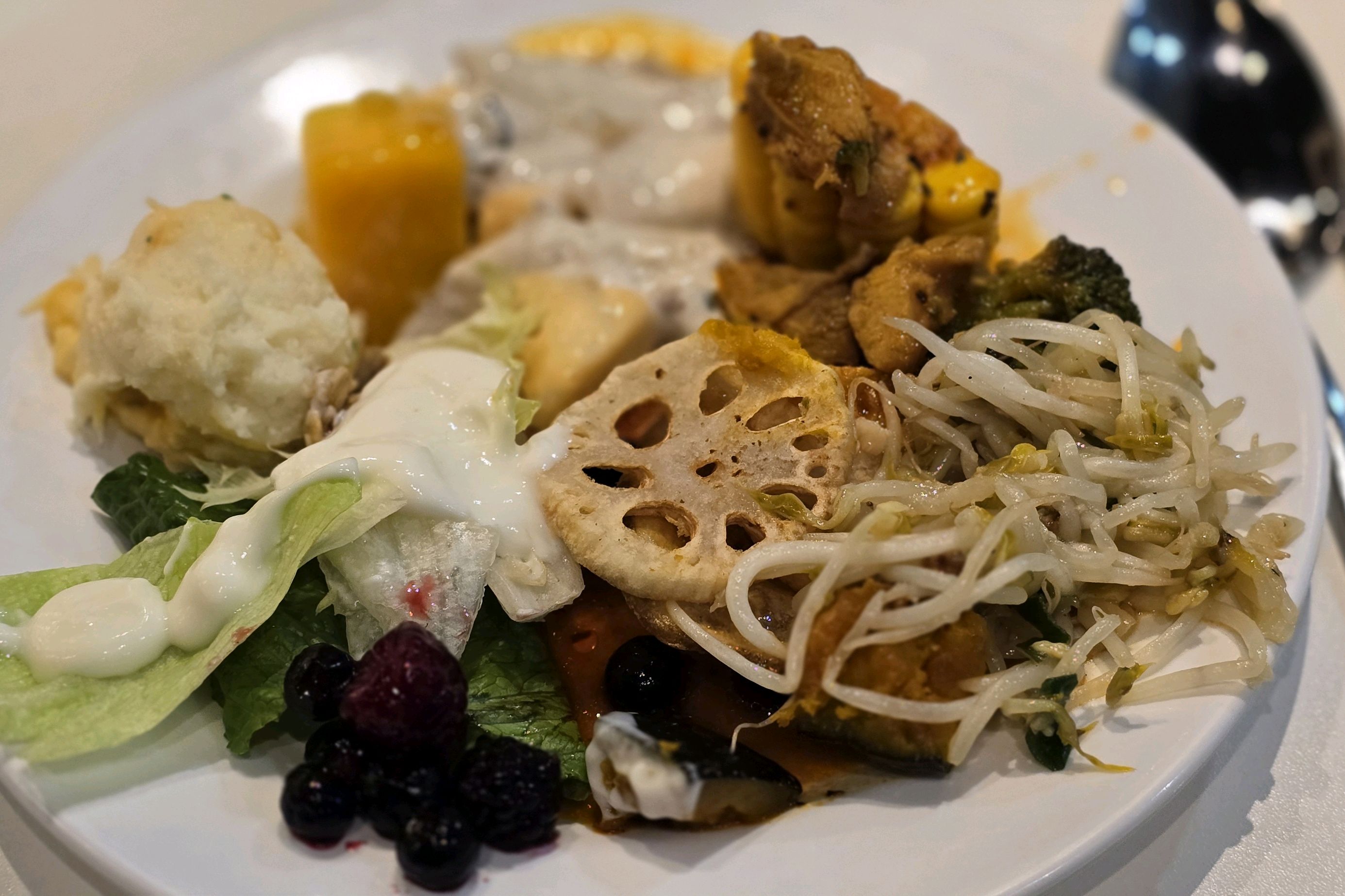 친구들이랑 가서 맛있게 잘 먹고 왔습니다! 사진은 첫 접시랑 마지막 접시에요 ㅎㅎ - 대학로 맛집 애슐리퀸즈 대학로점