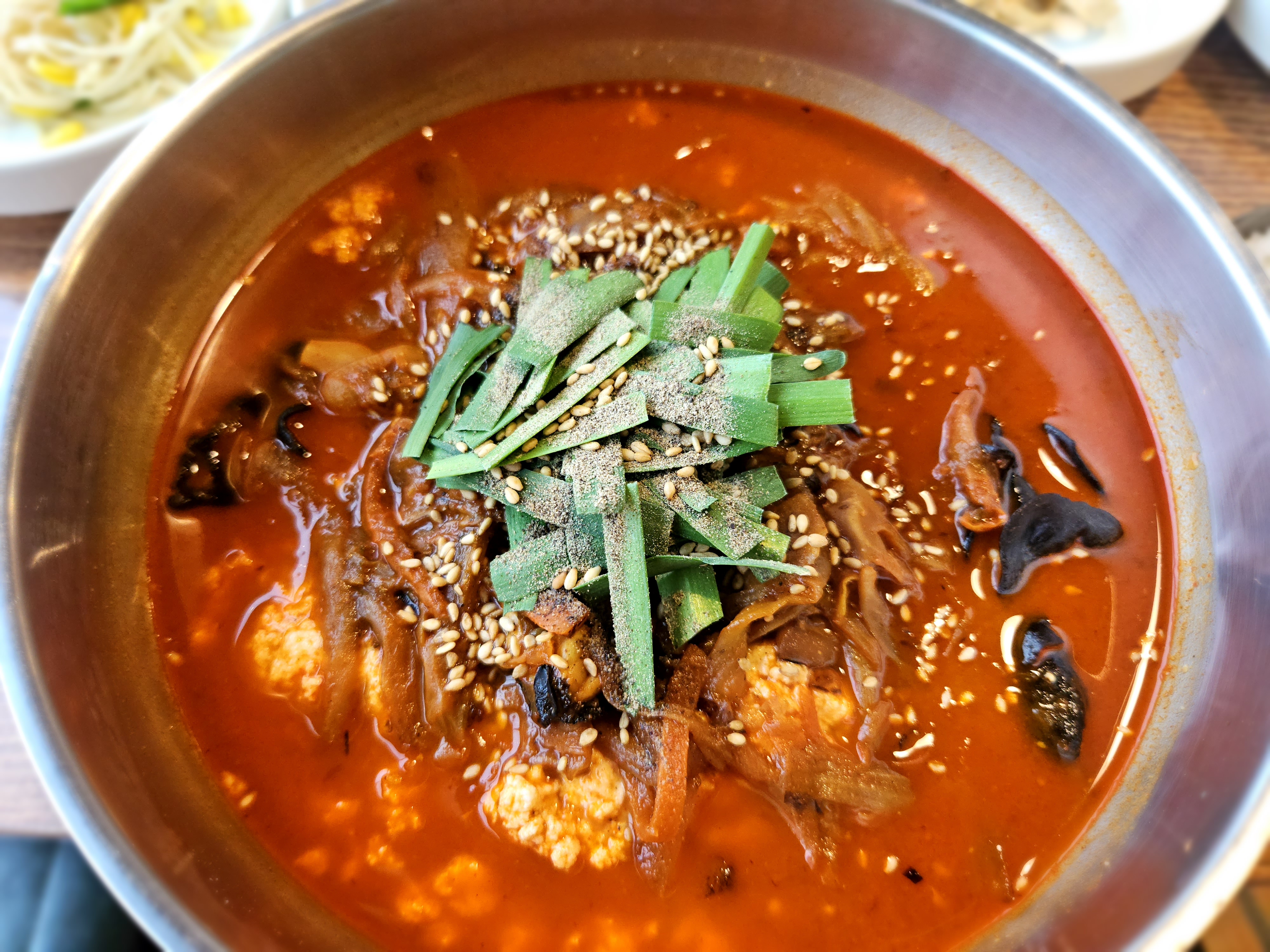매장도 넓고 내륙쪽으로 들어오는 바닷물도 볼수 있어 넘 좋네요. - 경포대 맛집 짬뽕 순두부 초당애