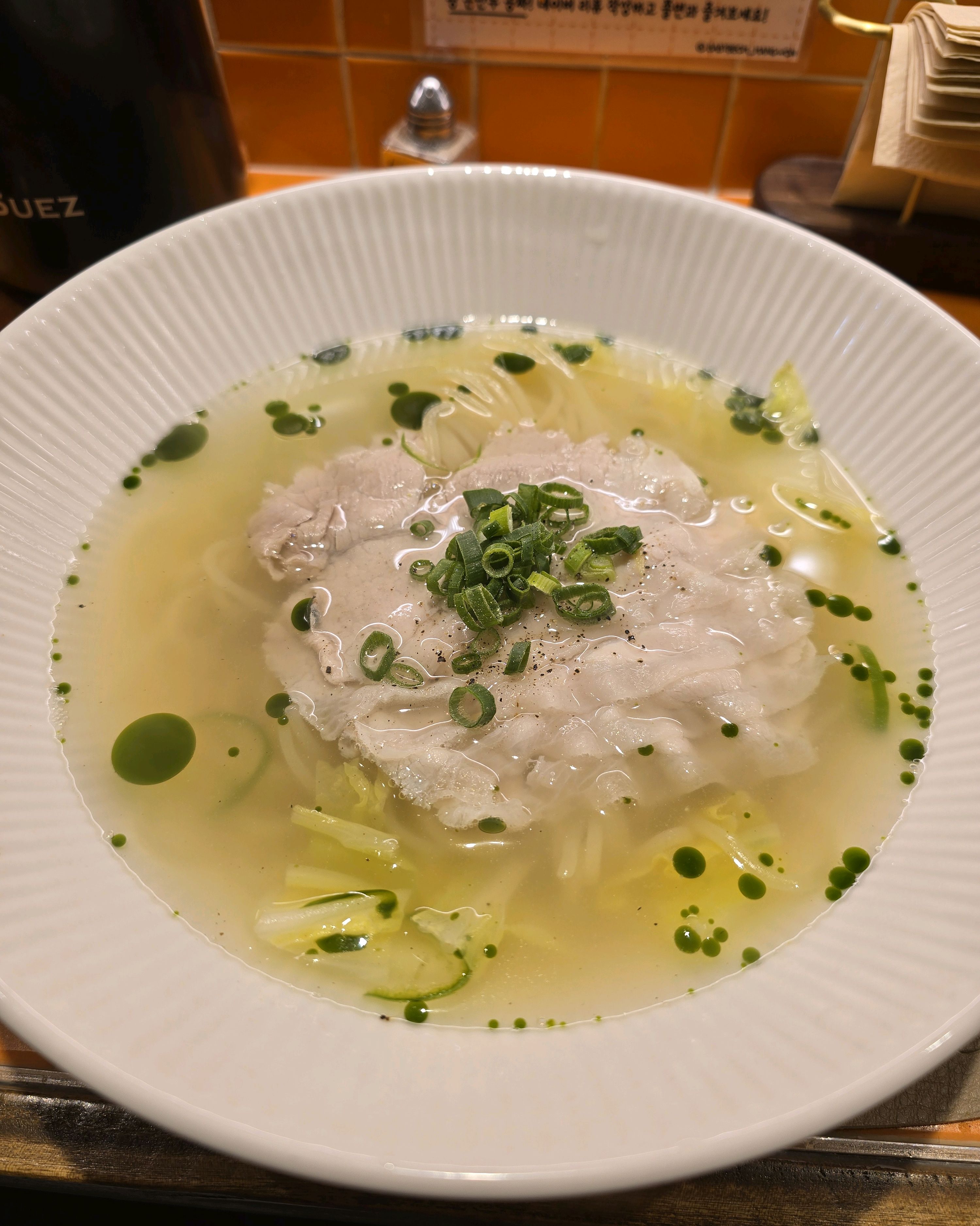 온쫄면에 국물이 슴슴한듯 청양그린오일 향이 스며들어서 맛있네요. 냉쫄면도 평범한듯 하지만