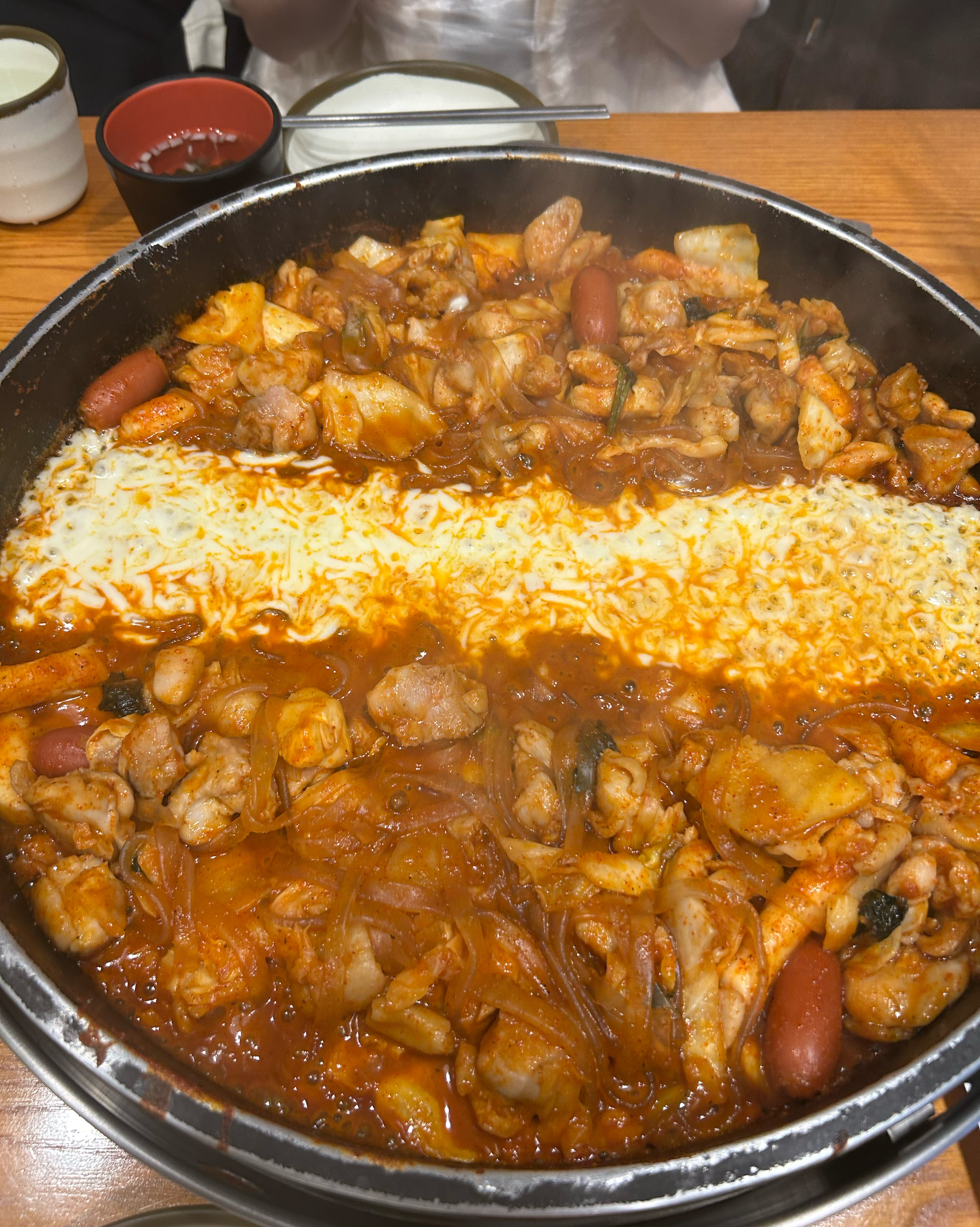 진짜 오랜만에 이렇게 맛있는 닭갈비 먹었어요. 당면이랑 볶음밥까지 완벽 조합! 가격도 괜찮