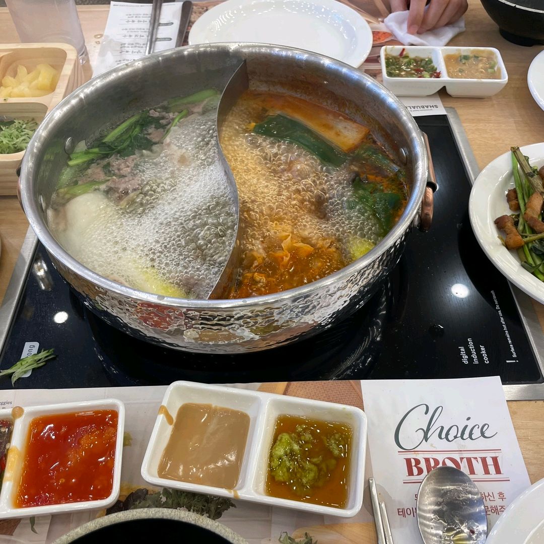 주말 저녁 양지+얼큰 이용했구요, 음식 종류가 다양하고 고기며 야채,버섯,맥주까지 무한으로