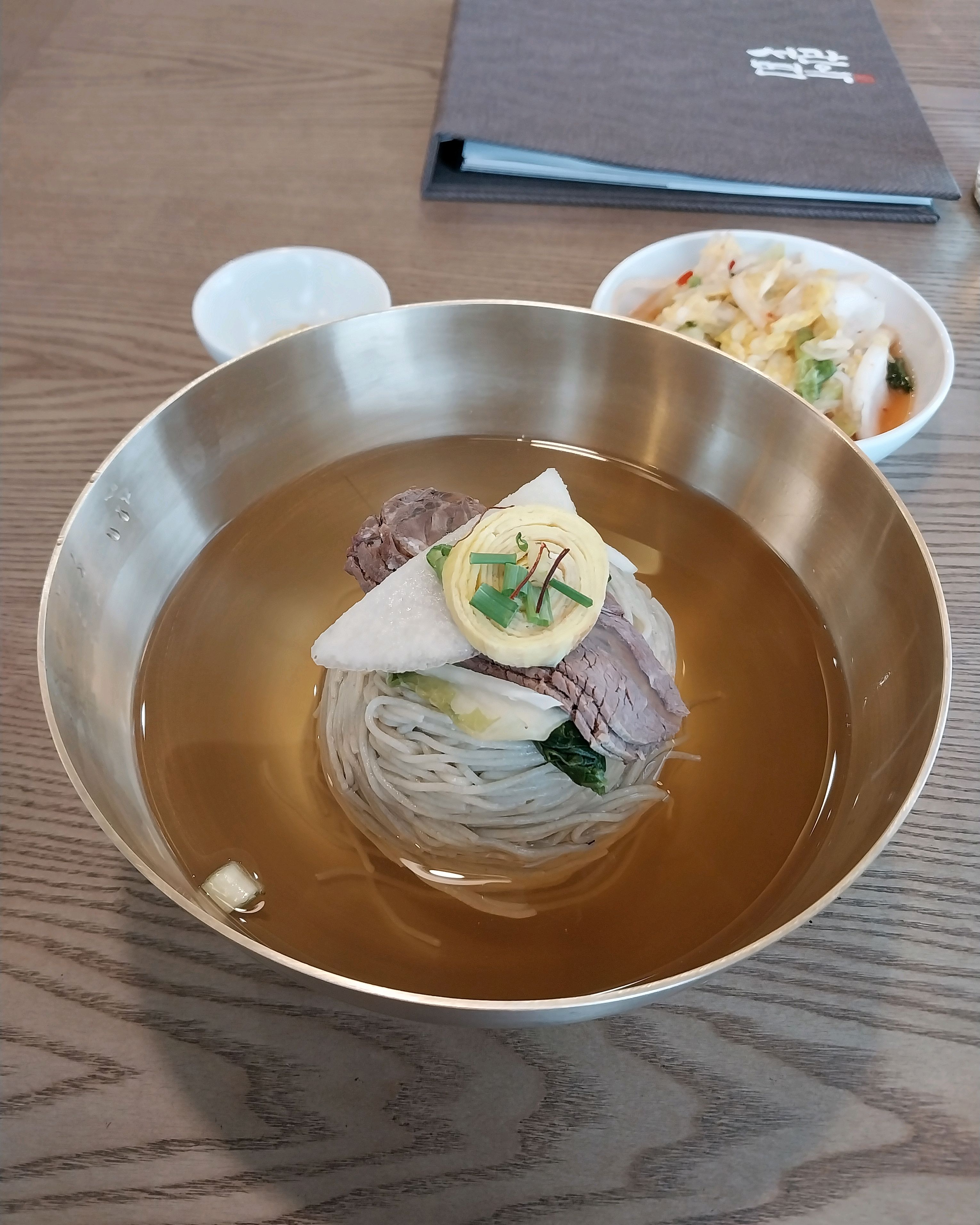 은은한 육향의 고기육수가 툭툭 끊어지는 메밀향 가득한 순면과 잘어우러져 맛있어요. - 충무로 맛집 서관면옥 신세계백화점 본점