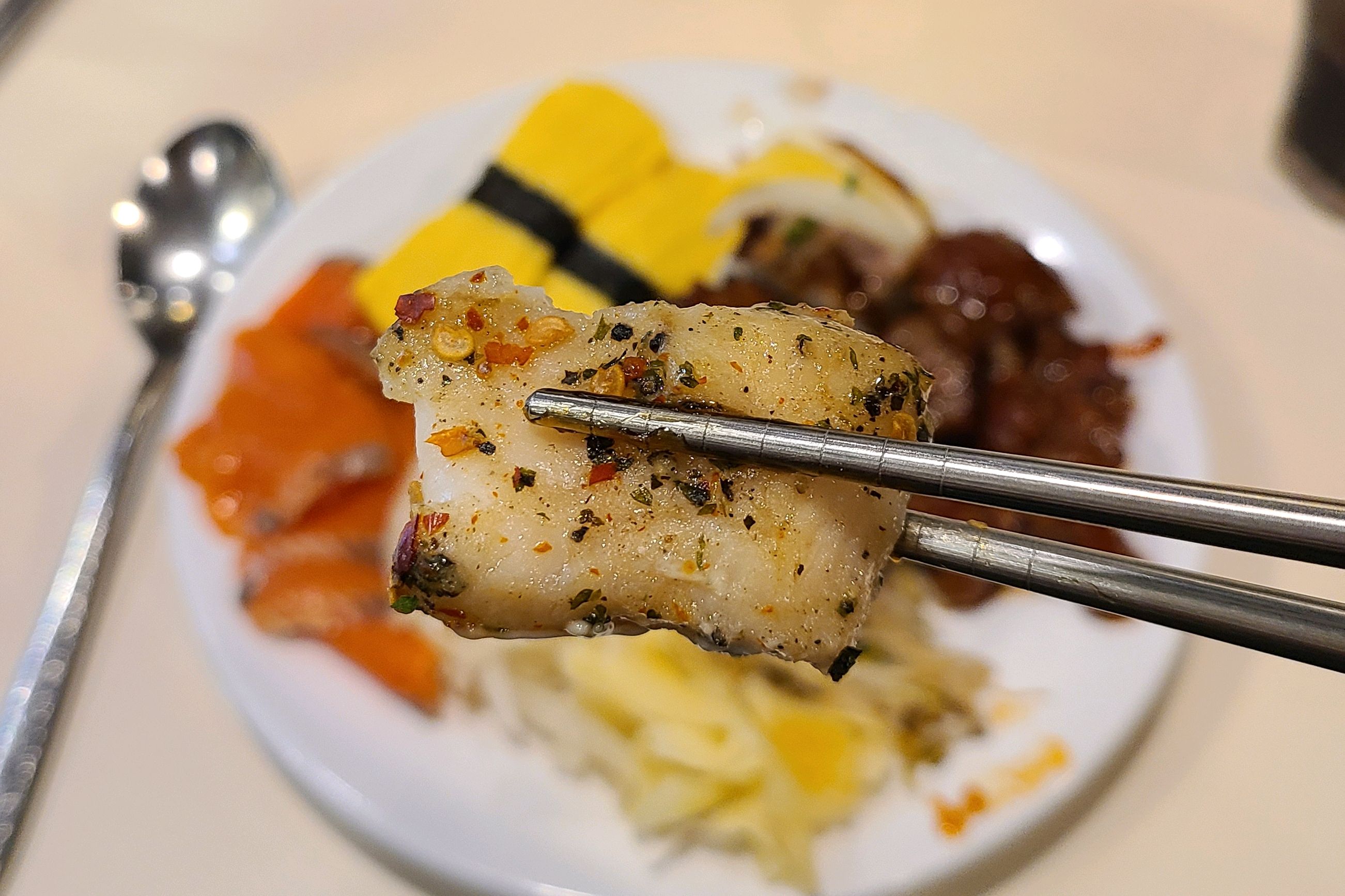 애슐리 퀸즈에는 여러 가지 요리가 있어요. 치킨 토마토 블루베리 파프리카 그린빈 생선가스