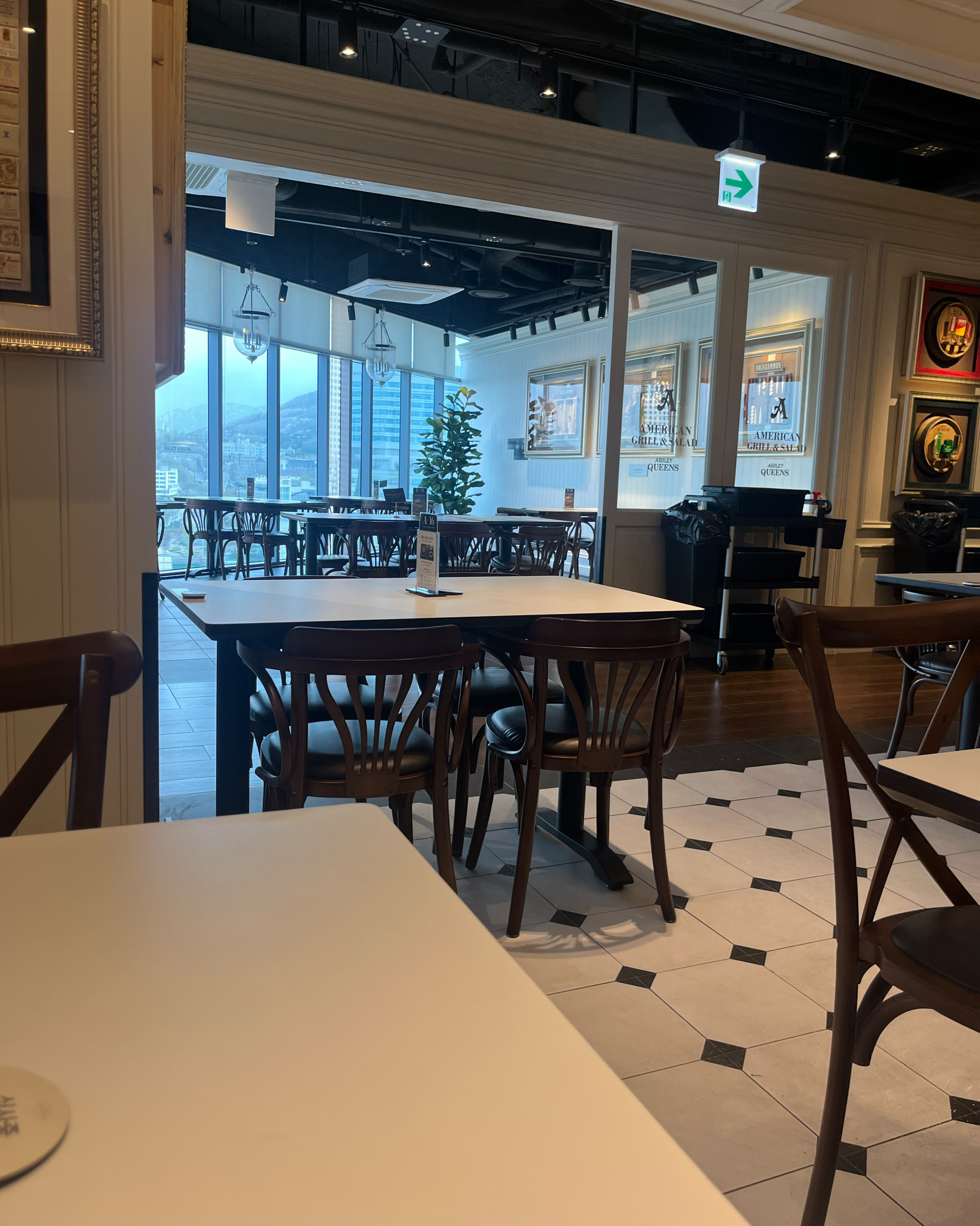 애슐리 혼밥 하고 왔는데 매장이 넓고 청결해요 잔치국수랑 망고샐러드 짱 맛있어요!! - 신촌 맛집 애슐리퀸즈 현대유플렉스 신촌점
