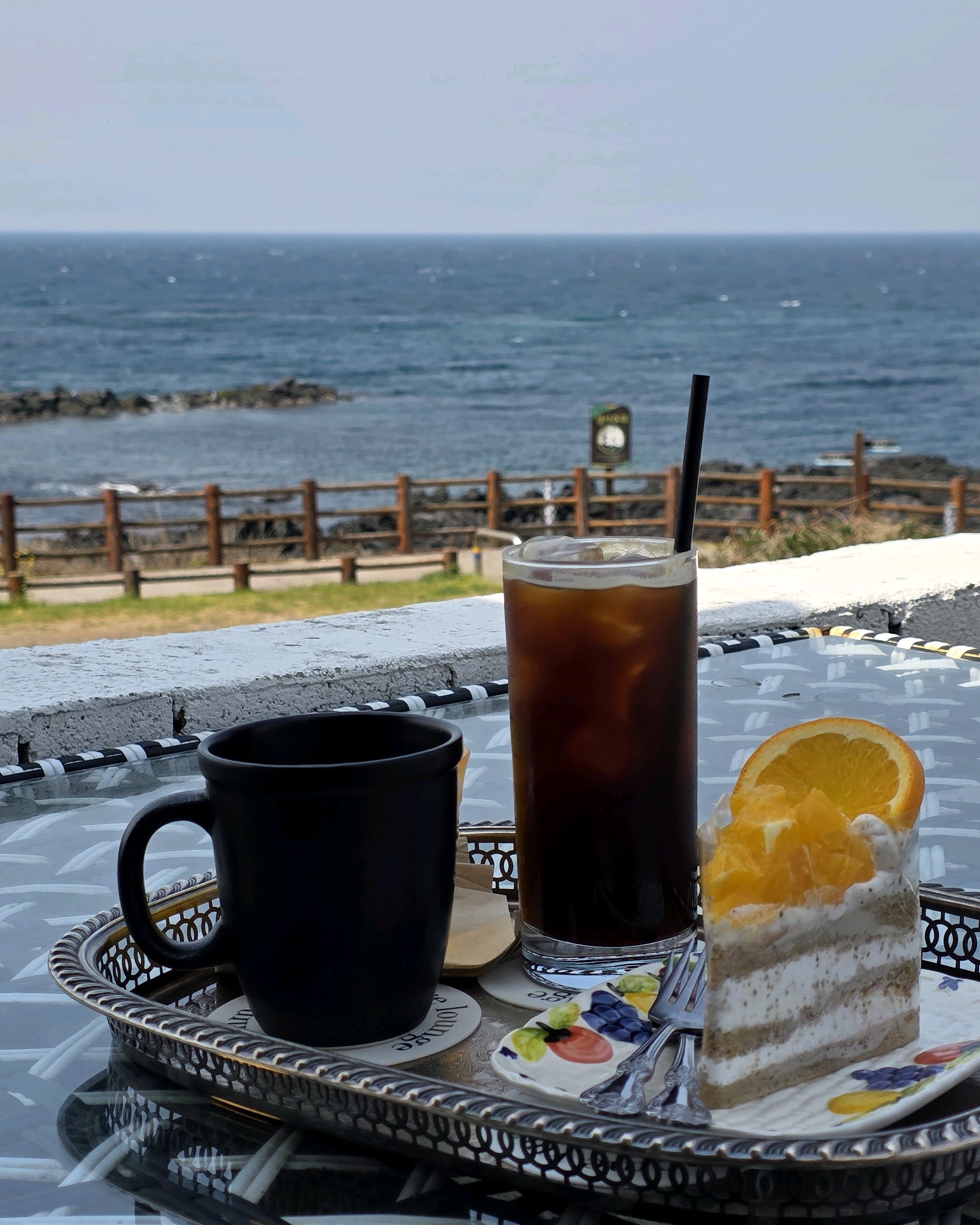 카페 인테리어가 취향이라 가본곳인데 음료 디저트도 맛있고 - 제주 맛집 니모메