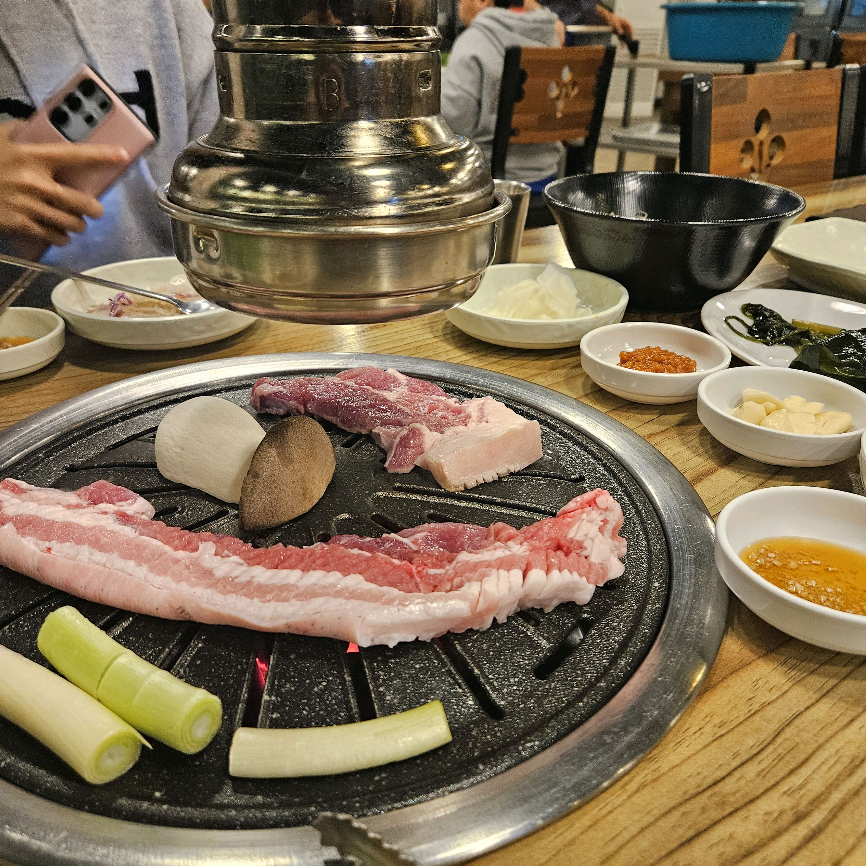 근처 숙소에 잡아서 맛집이라해서 왔는데 소문처럼 고기가 맛있고 뷰가 너무 멋져요. 다음에 