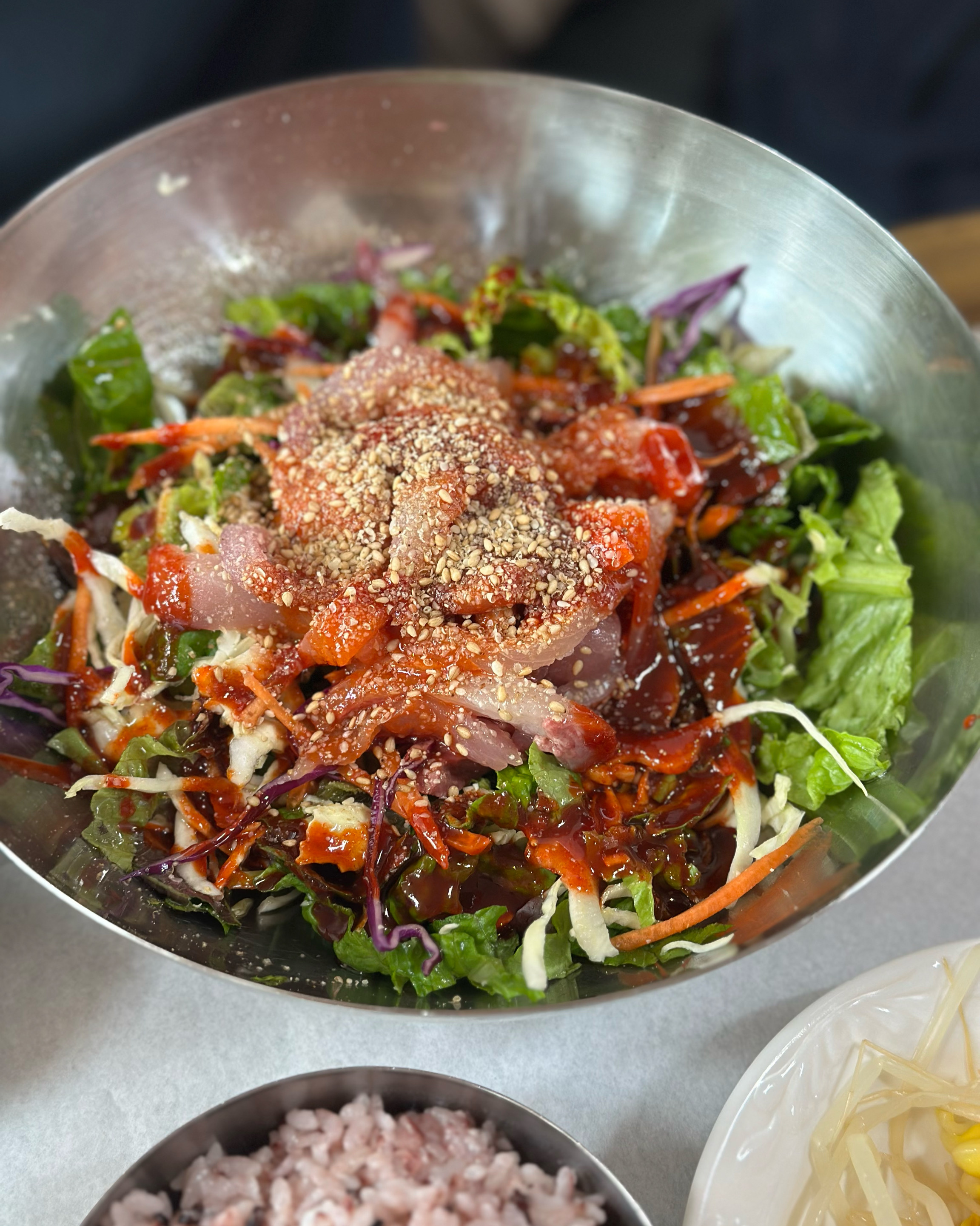 여러가지 음식 시켰는데 모두 맛있었고, 회덮밥과 고등어구이가 특히 더 맛있었어요. - 제주 맛집 해녀촌