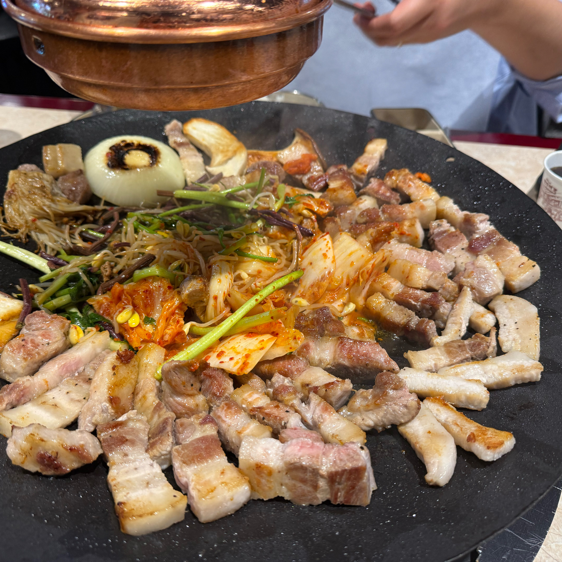 고기도 맛있고 미나리, 김치,콩나물,고사리 같이 구워먹는데 짱짱 맛있어용👍 고된 하루의 피