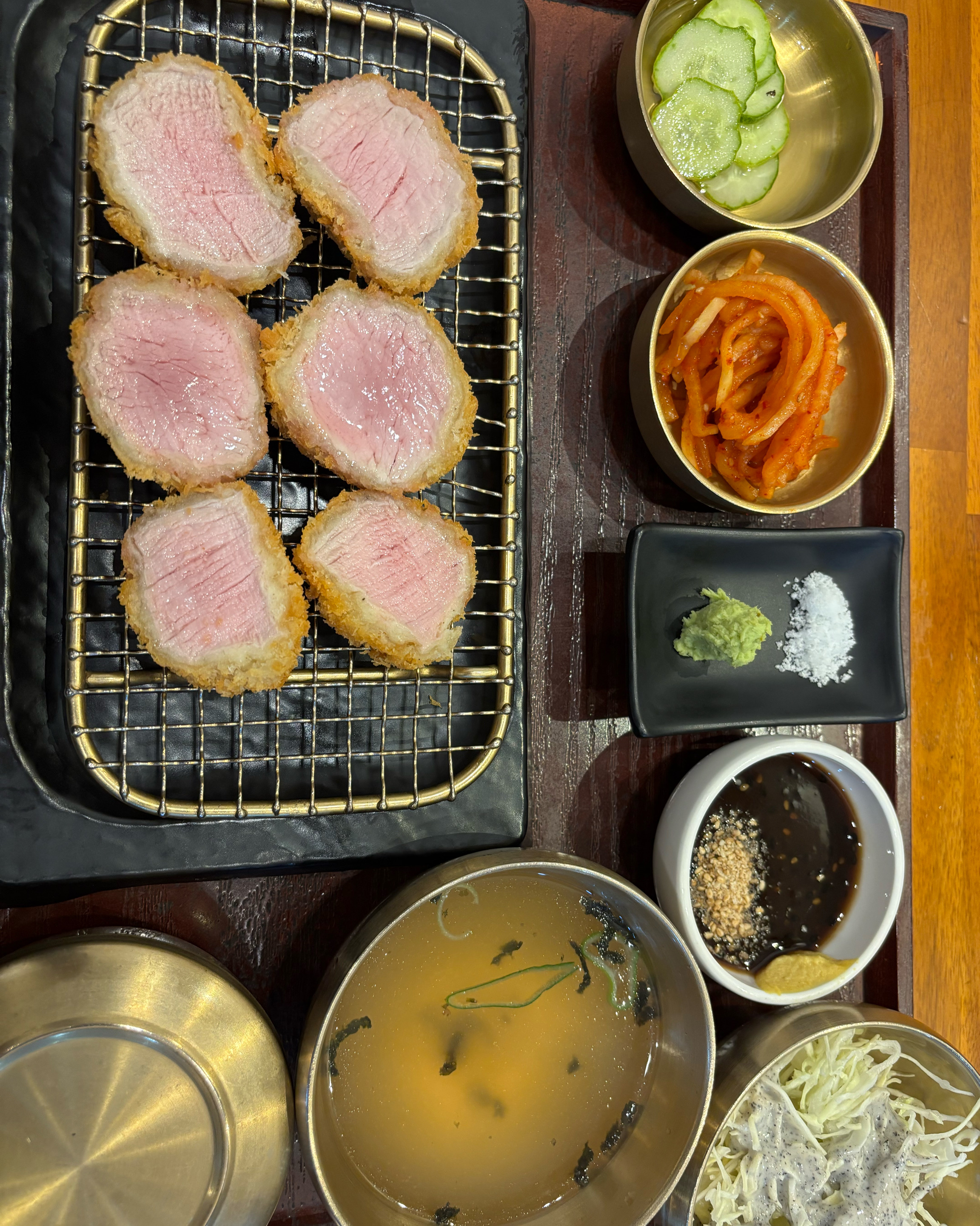 주변에 추천하고 싶을 정도로 맛있어요..튀기는 음식이라 매장에 냄새  배이기 십상인데.. 