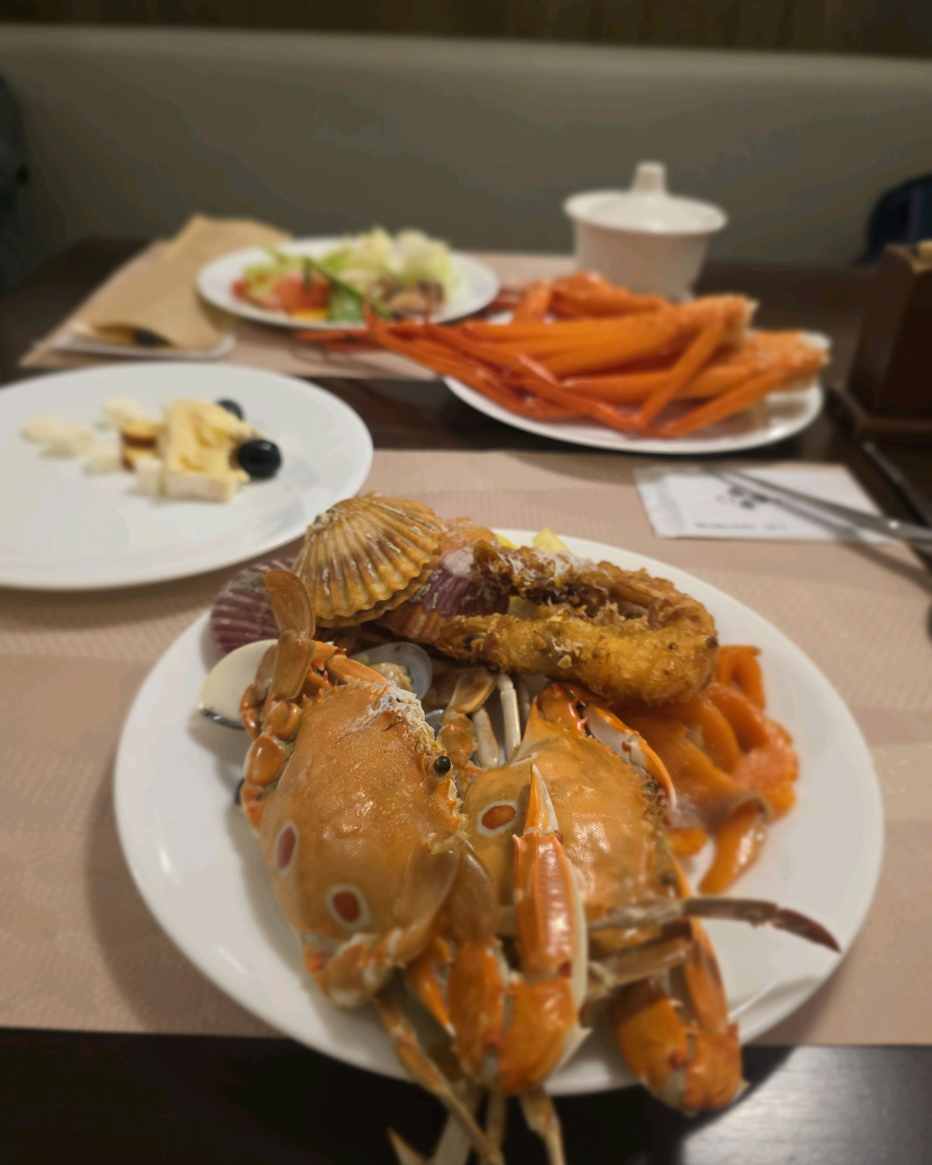 지하에 있어서 대방동 빕스보다 좁아보이긴 한데 음식은 괜찮았음. 대방동 빕스에는 아는 사람
