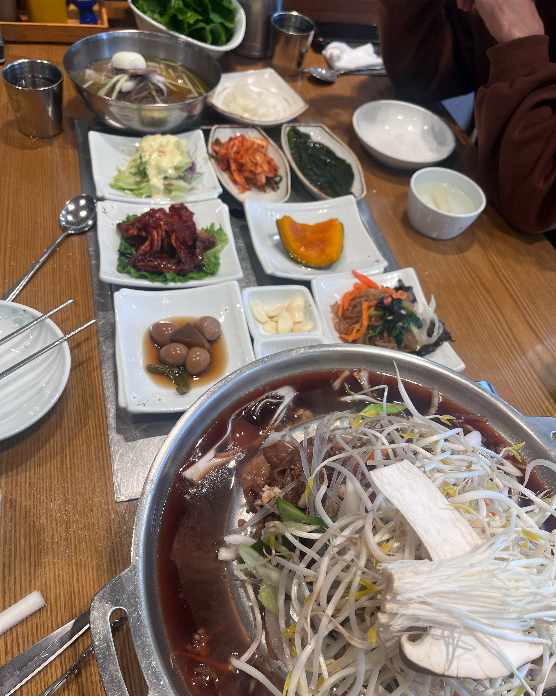 밑반찬부터 다 맛있는 사리원면옥 ! 냉면에 면이 흐드러지는 느낌이라 아쉬웠지만 밑반찬과 불
