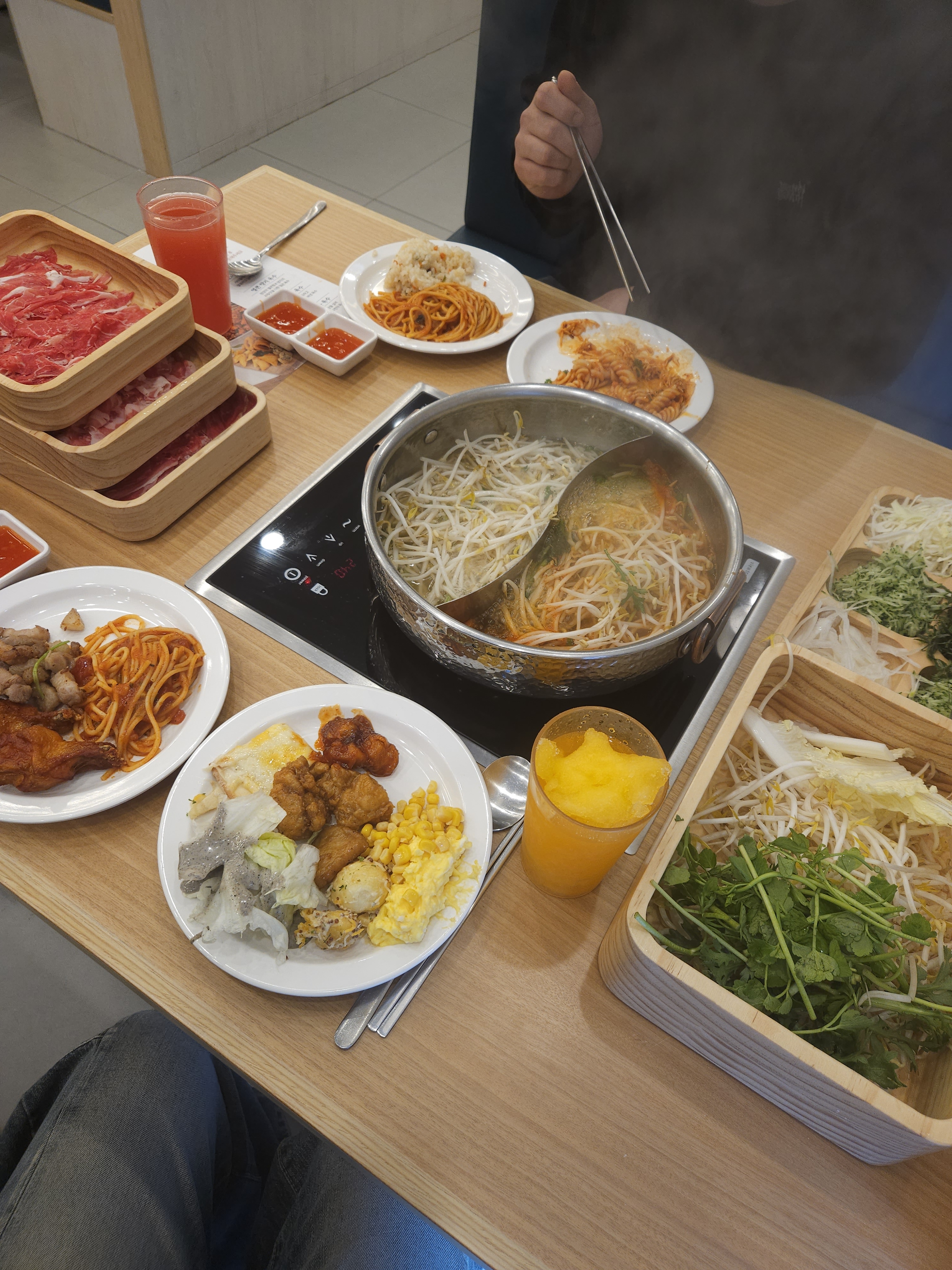 샤브올데이 첫방문해봤는데 너무 맛있고 양도 많아요 다른 뷔페 밑반찬들도 퀄리티 좋고 특히