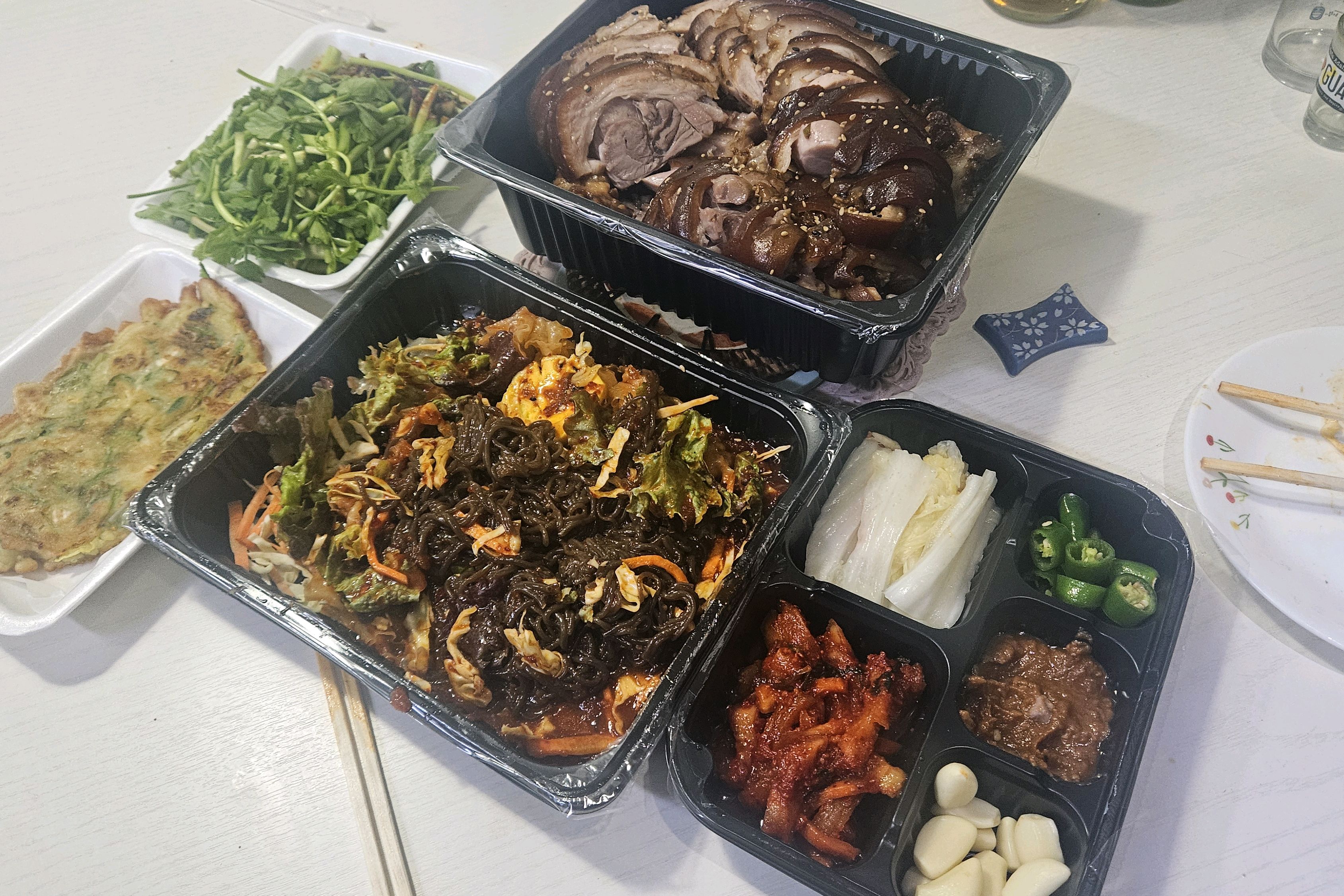 족발포장은 항상 여기서 해요~호박전에 막국수 그리고 사이드로 미나리를 주셨는데 색다르고 맛
