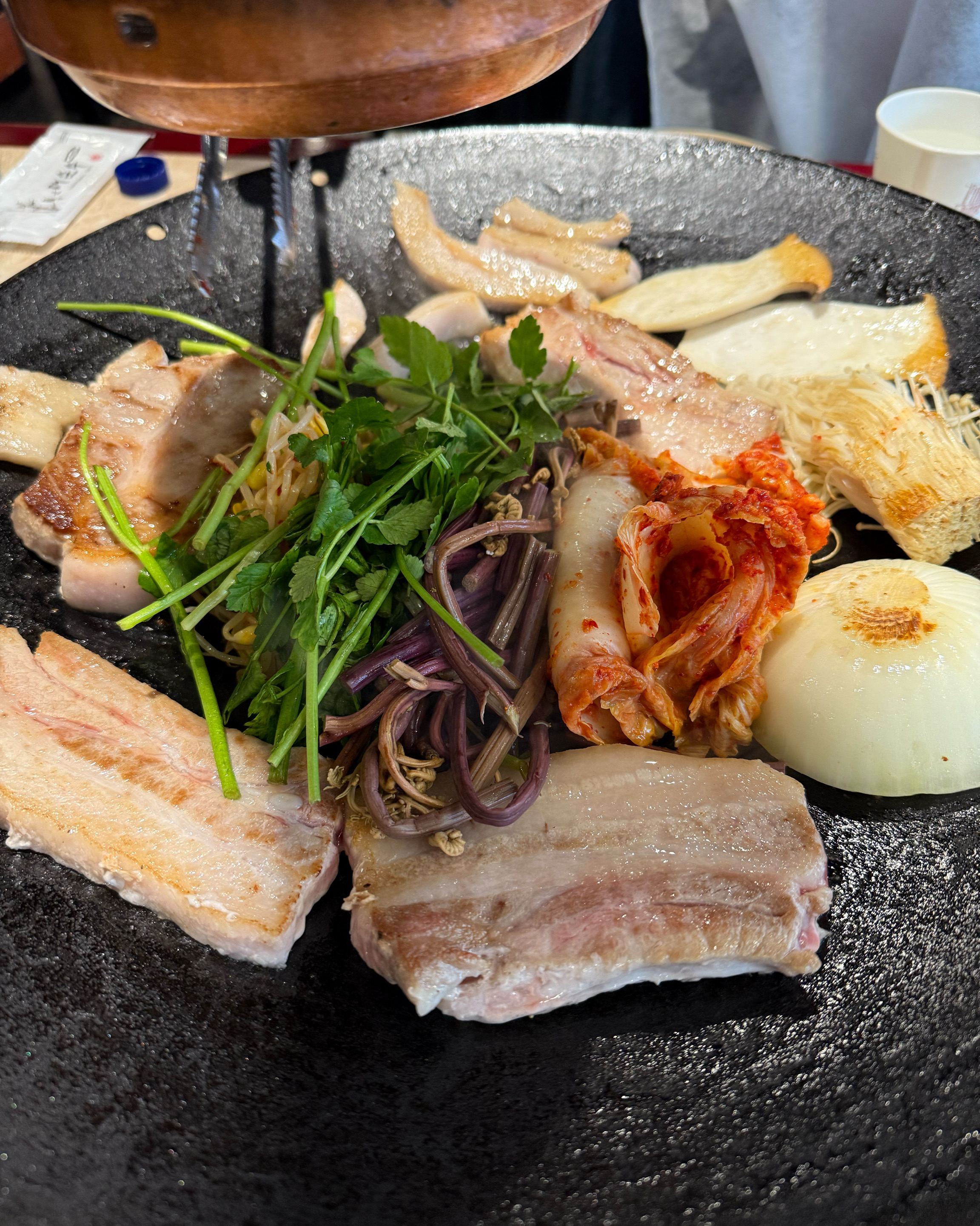 냄새가 너무 좋아서 지나가다가 우연히 방문함. 주말 점심에도 사람이 진짜 많아요~ 맛집이라