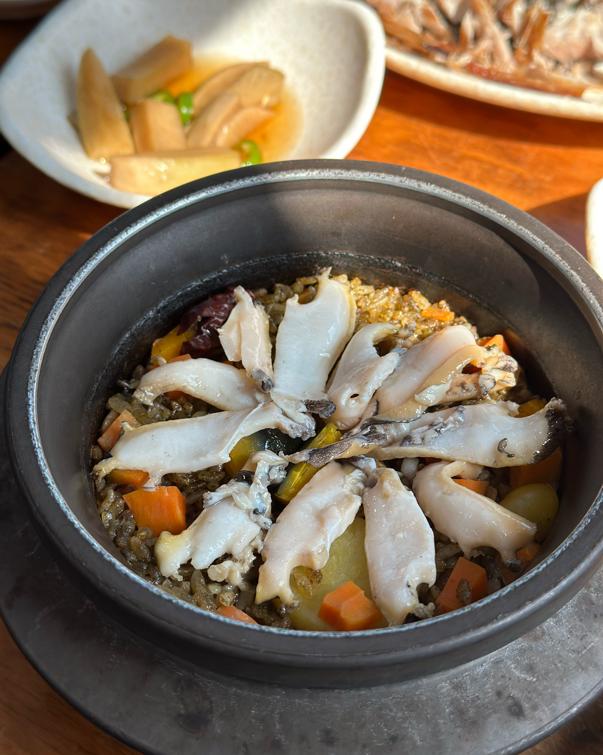 10년만에 방문했는데, 요즘 솥밥이 인기인 시대에도 역시나 맛있더라구요. 맛있게 먹고 가요