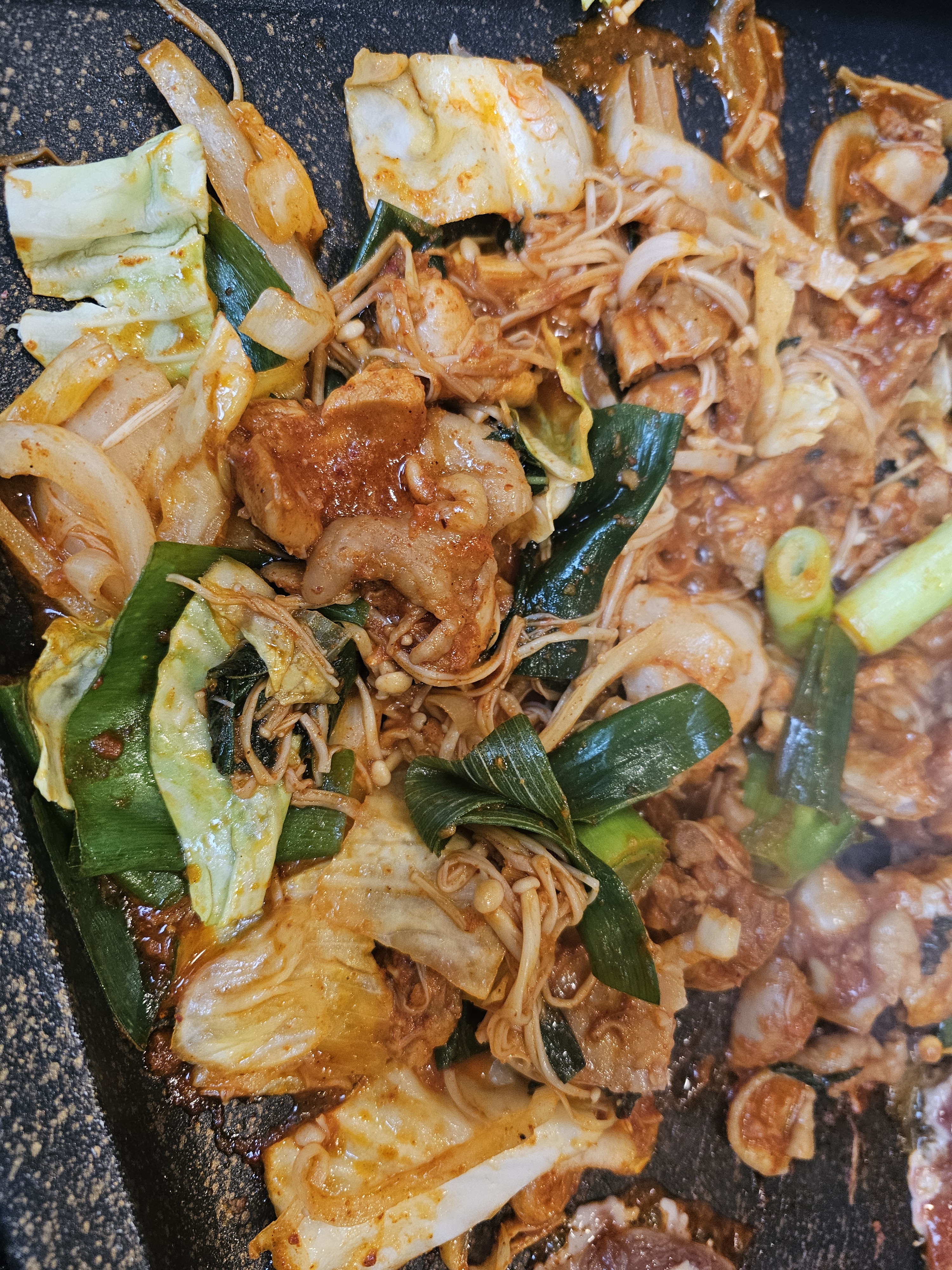 닭갈비 무제한으로 먹을 수 있어서 좋고 맛있습니다! 매장도 깨끗해요!!! - 대전 맛집 춘천집무한닭갈비 대전둔산점